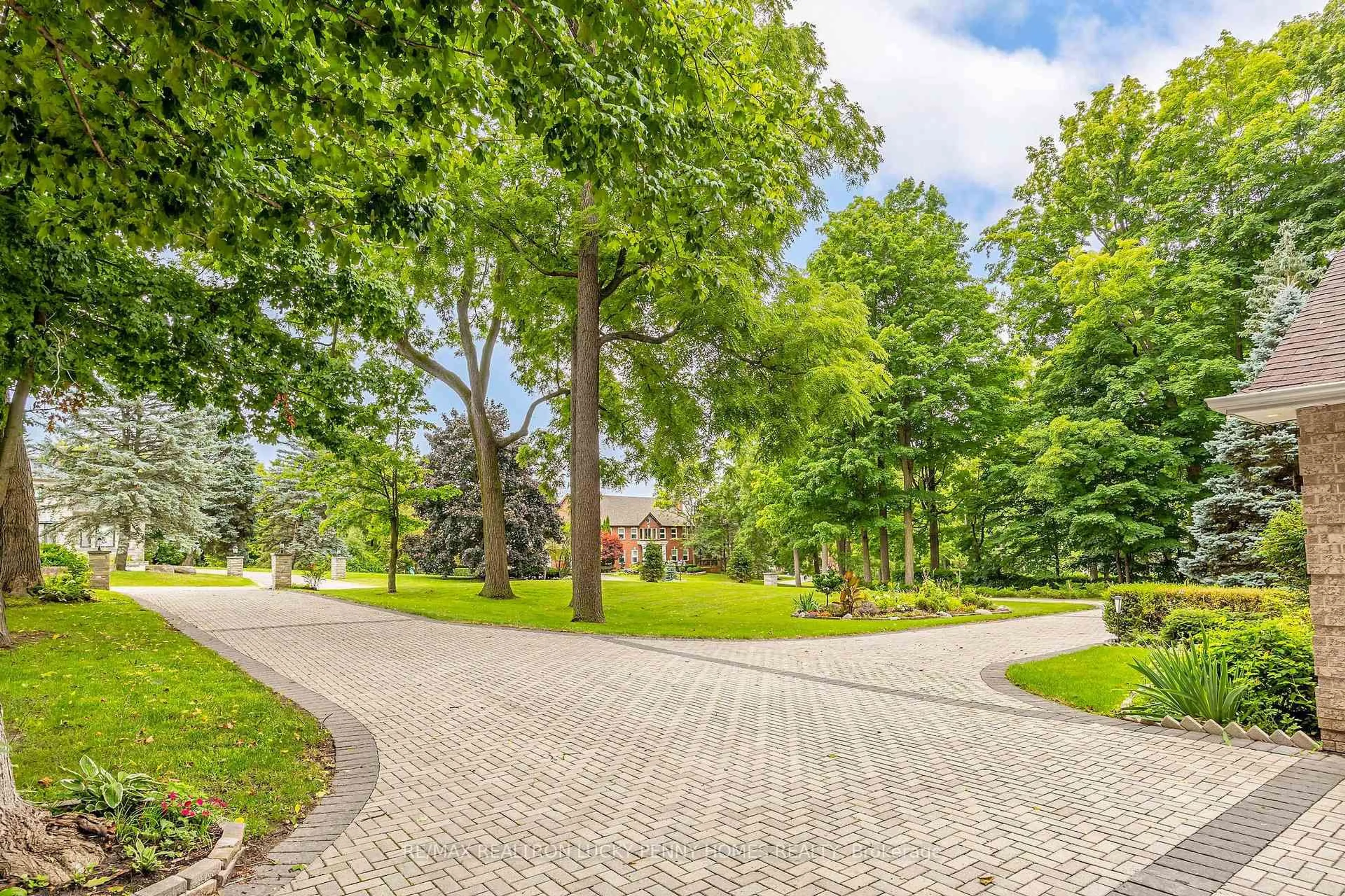 Patio, street for 10 Walnut Glen Pl, Markham Ontario L6C 1A3