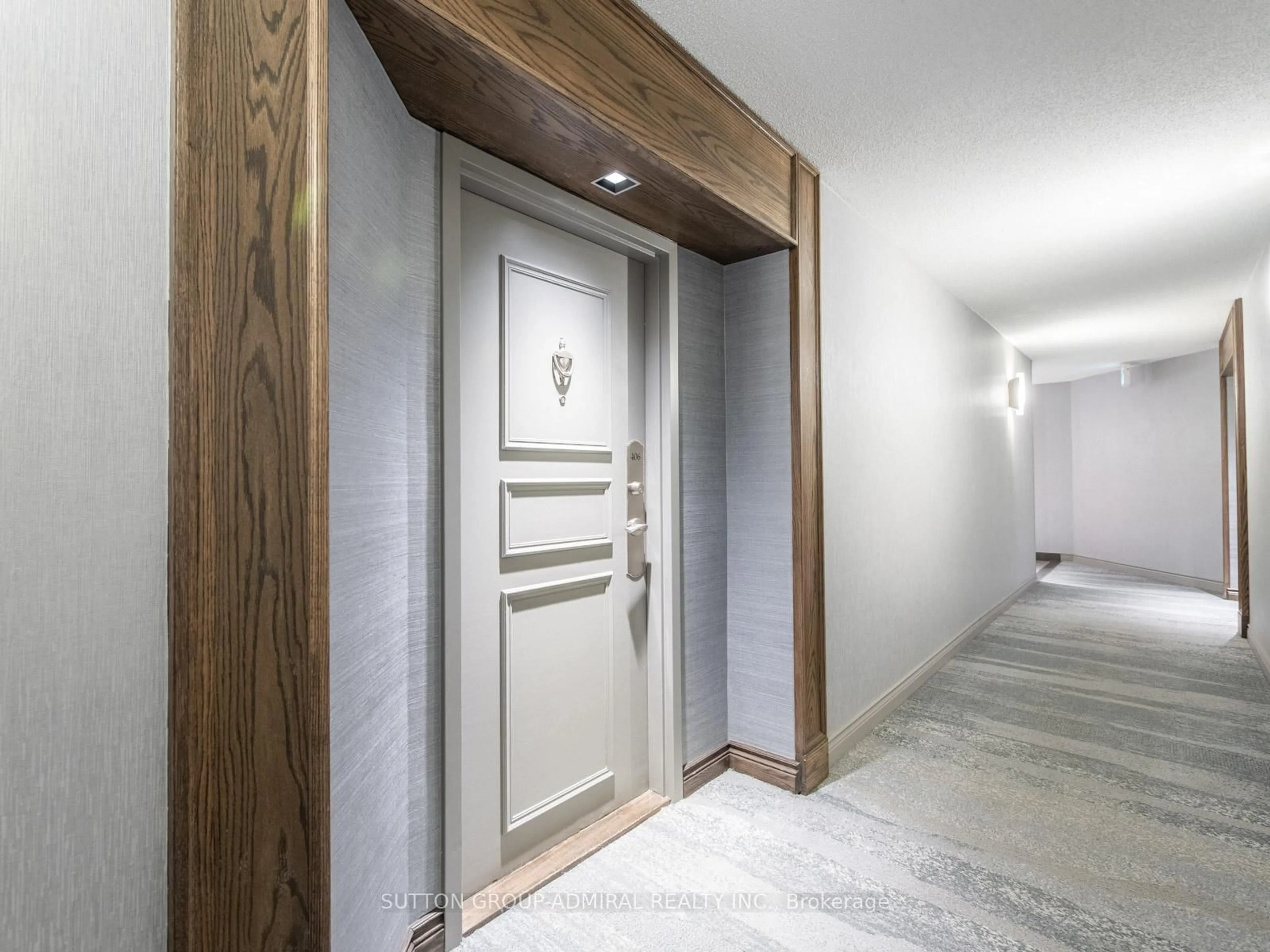 Indoor foyer for 120 Promenade Circ #406, Vaughan Ontario L4J 7W9