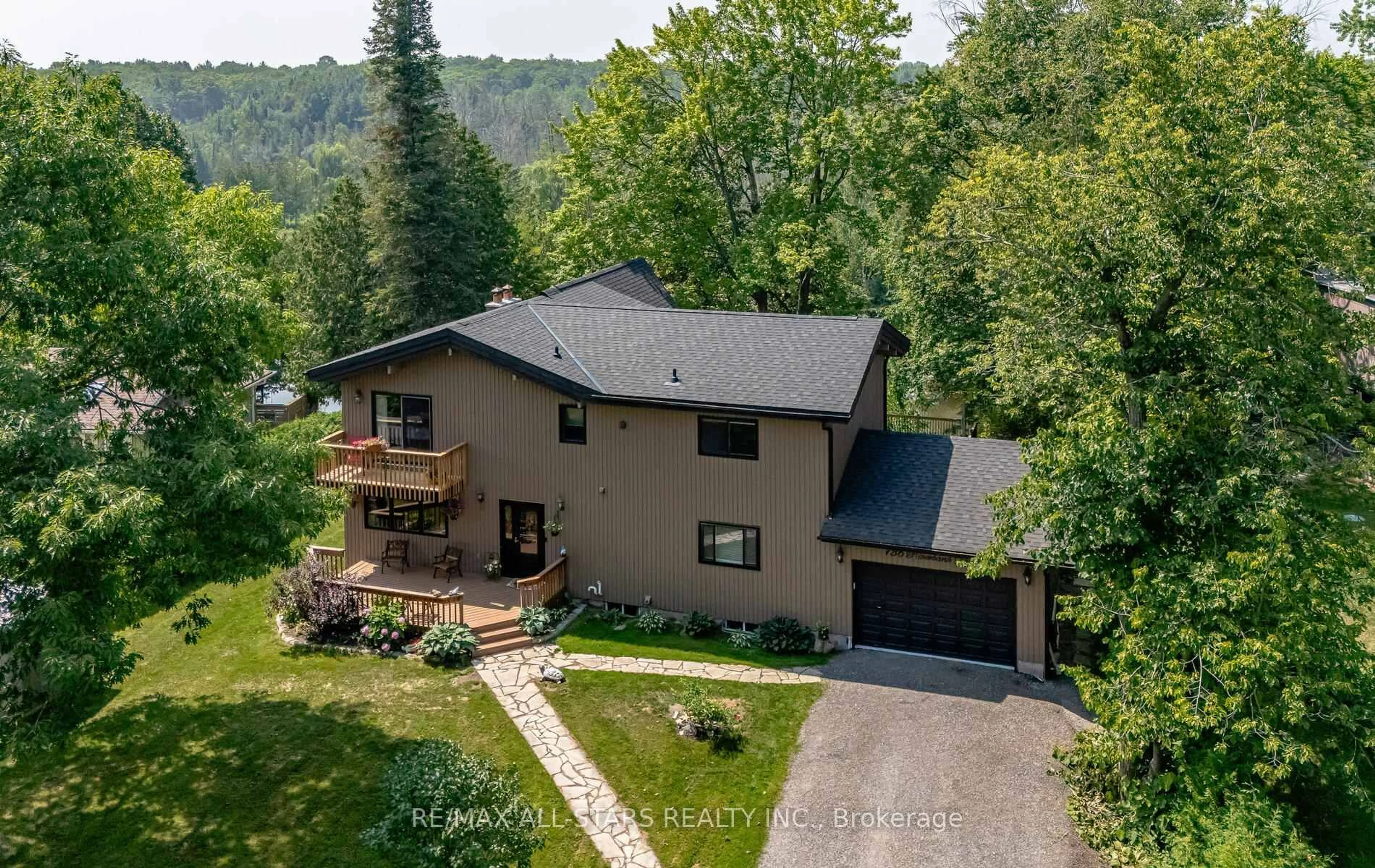 A pic from outside/outdoor area/front of a property/back of a property/a pic from drone, unknown for 136 Riverbank Dr, Georgina Ontario L0E 1N0