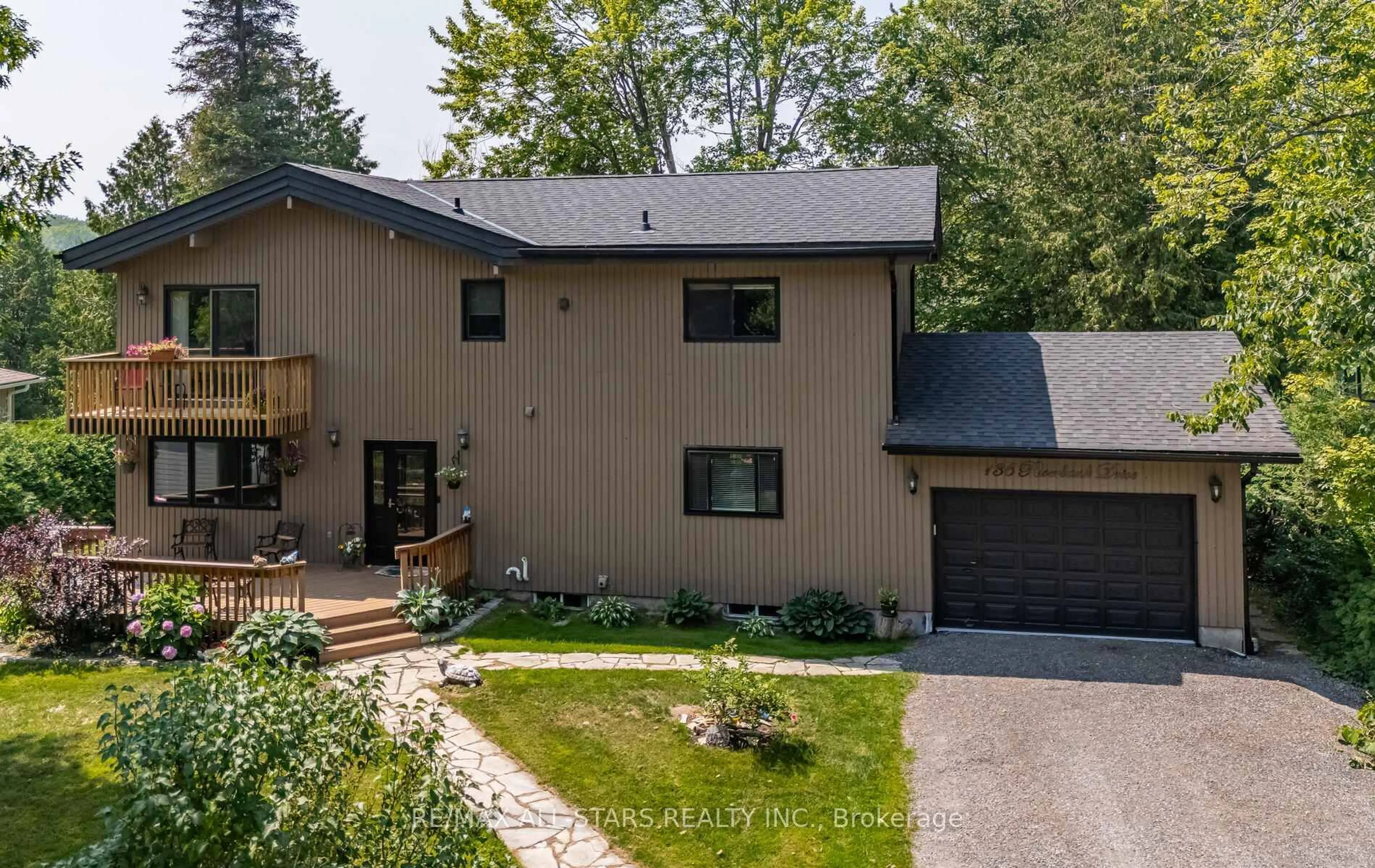 A pic from outside/outdoor area/front of a property/back of a property/a pic from drone, unknown for 136 Riverbank Dr, Georgina Ontario L0E 1N0
