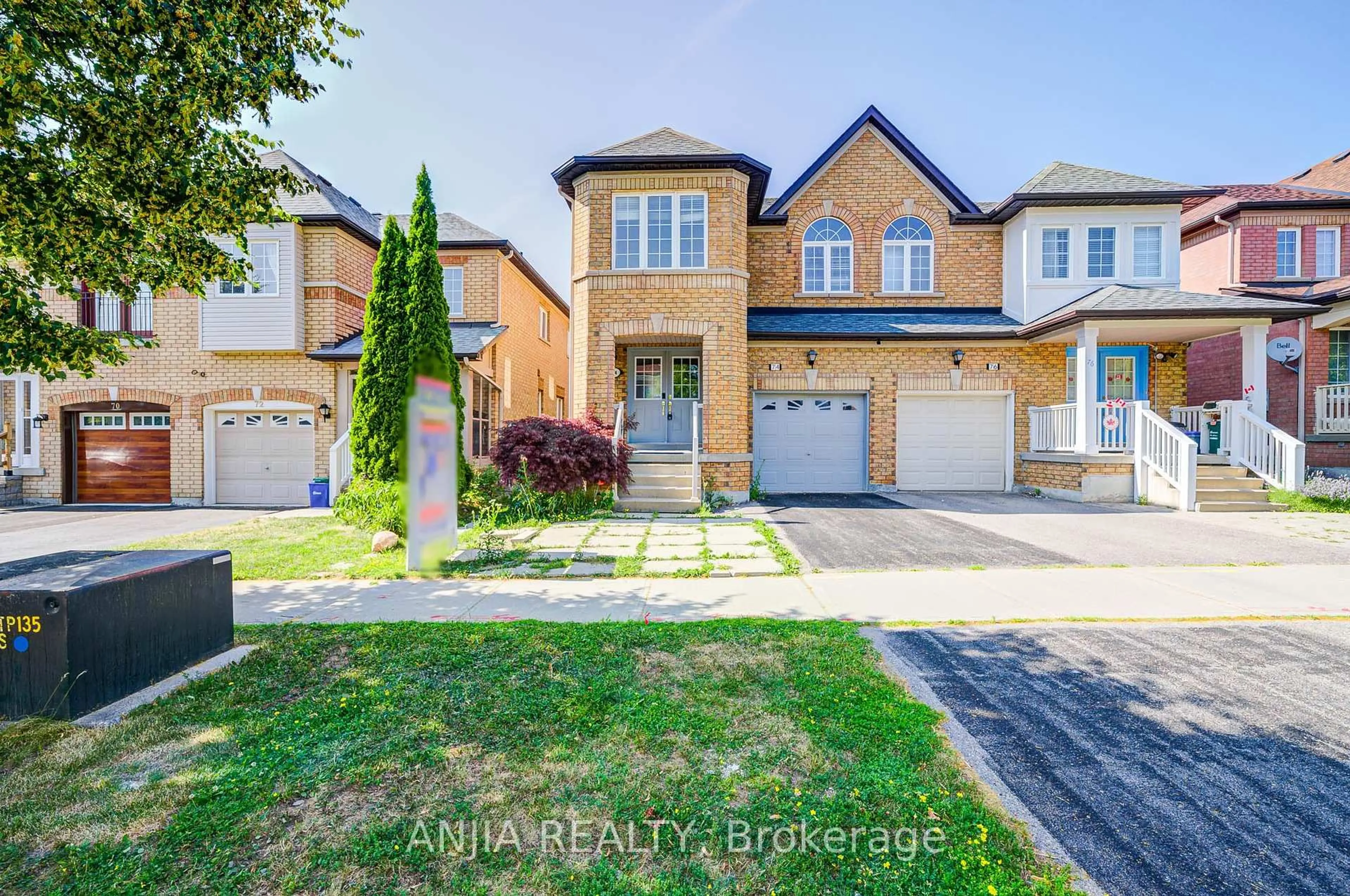 A pic from outside/outdoor area/front of a property/back of a property/a pic from drone, street for 74 Weatherill Rd, Markham Ontario L6C 2P5