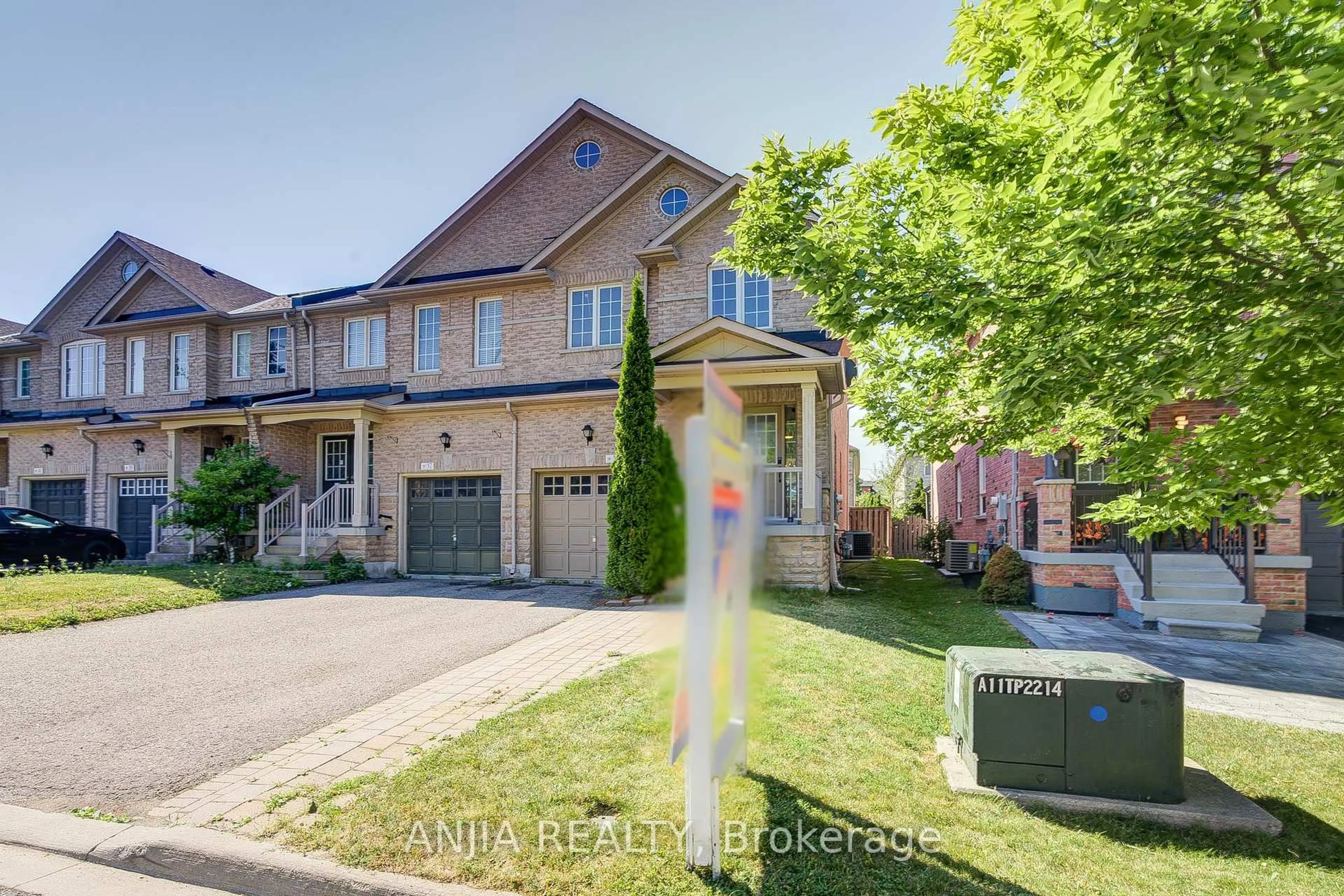 A pic from outside/outdoor area/front of a property/back of a property/a pic from drone, street for 35 Martell Gate, Aurora Ontario L4G 0B9
