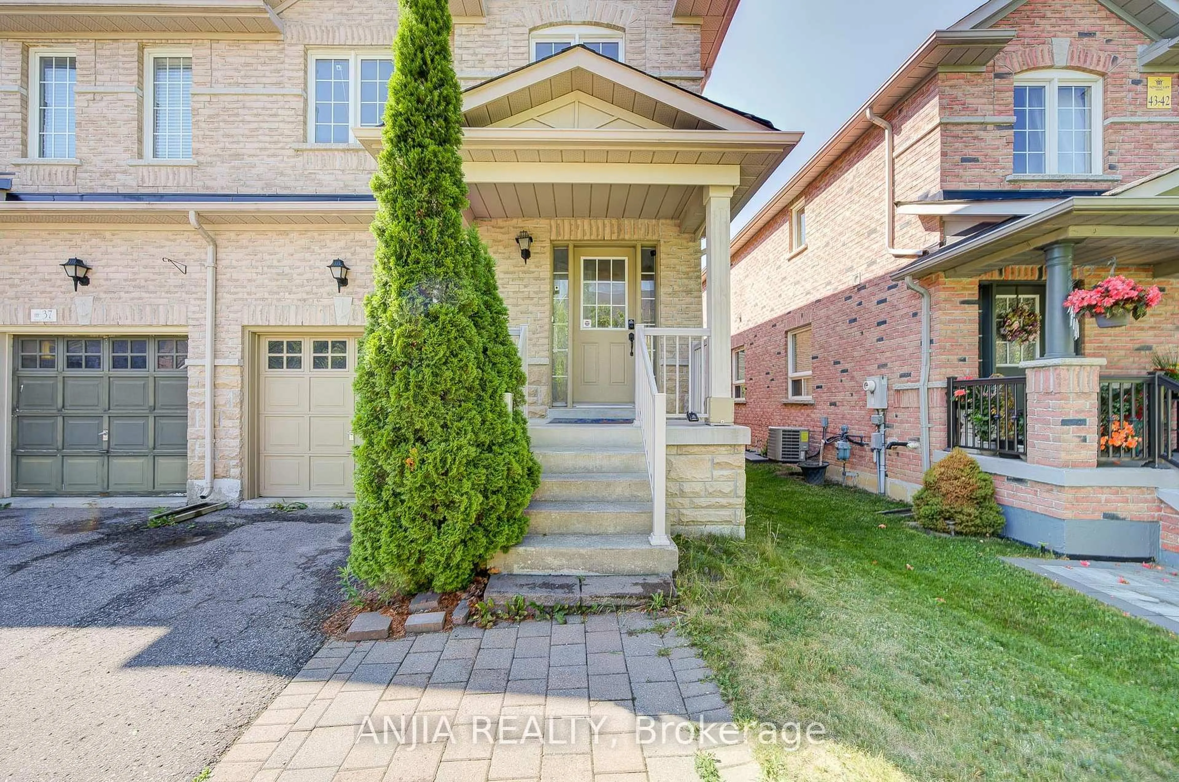 Home with brick exterior material, street for 35 Martell Gate, Aurora Ontario L4G 0B9