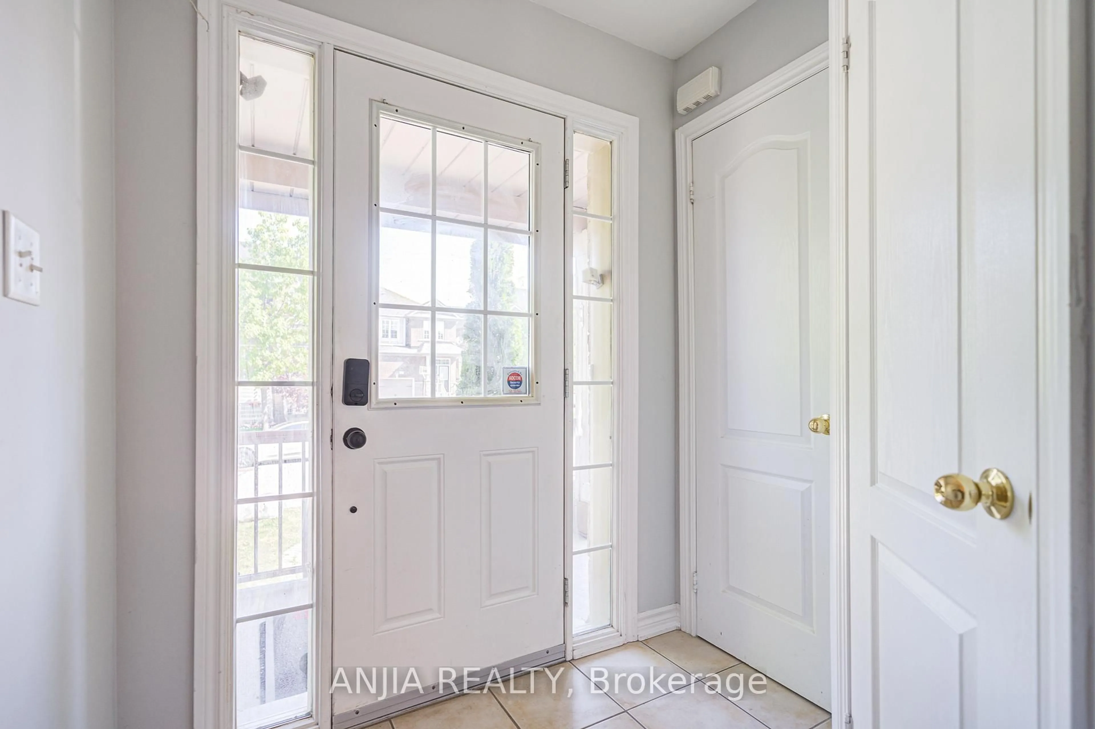 Indoor entryway for 35 Martell Gate, Aurora Ontario L4G 0B9