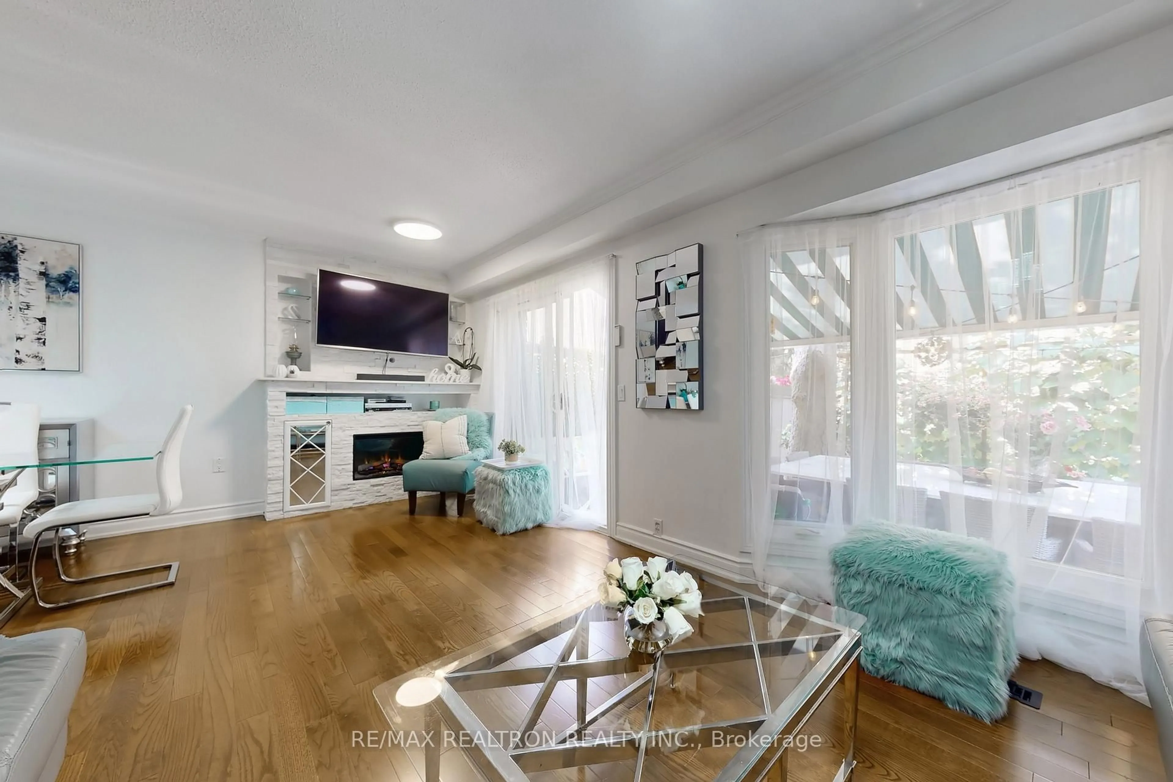 Living room with furniture, wood/laminate floor for 168 Cottonwood Crt, Markham Ontario L3T 5X2