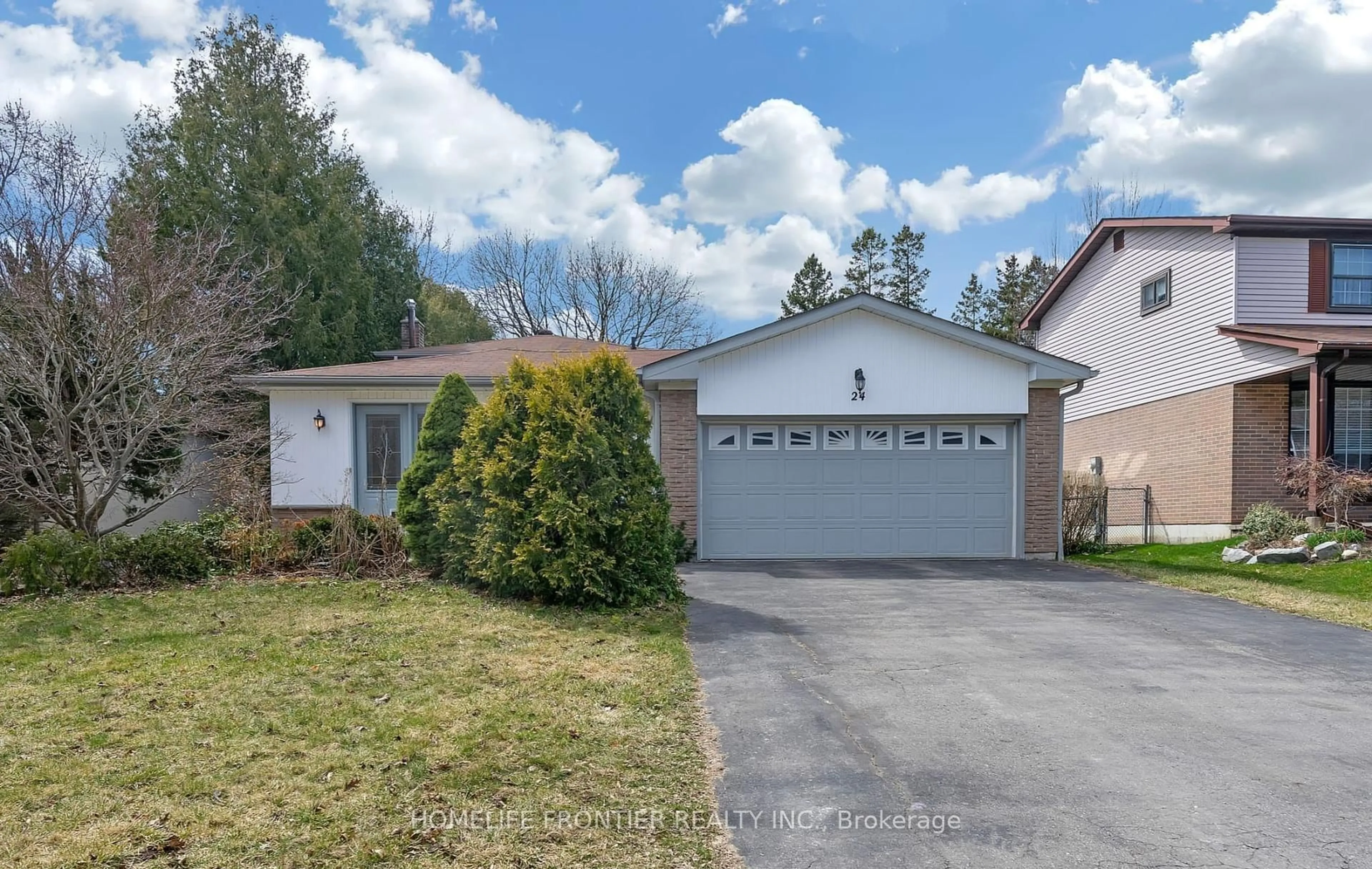 Home with vinyl exterior material, street for 24 Brightway Cres, Richmond Hill Ontario L4C 4Z9