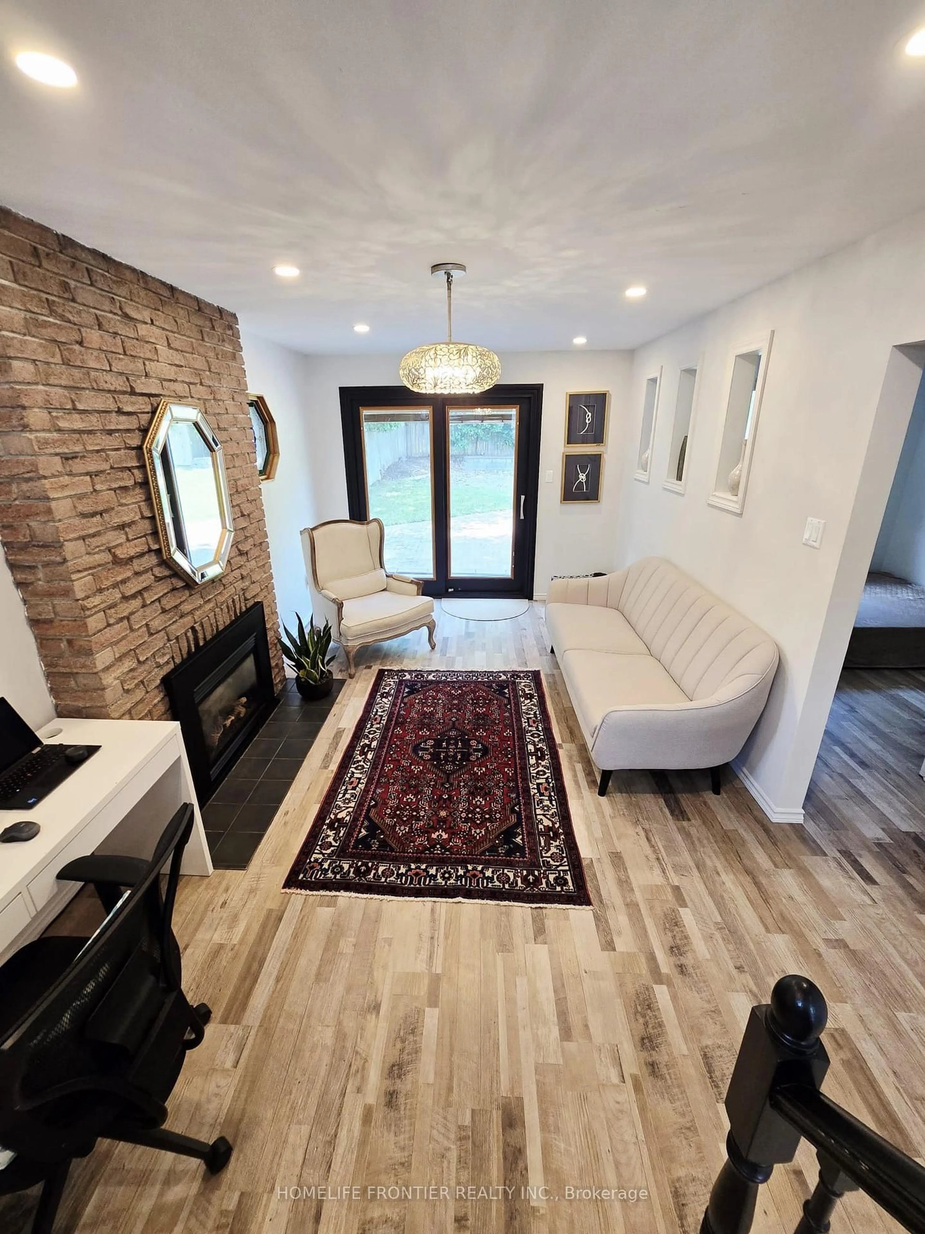 Living room with furniture, unknown for 24 Brightway Cres, Richmond Hill Ontario L4C 4Z9