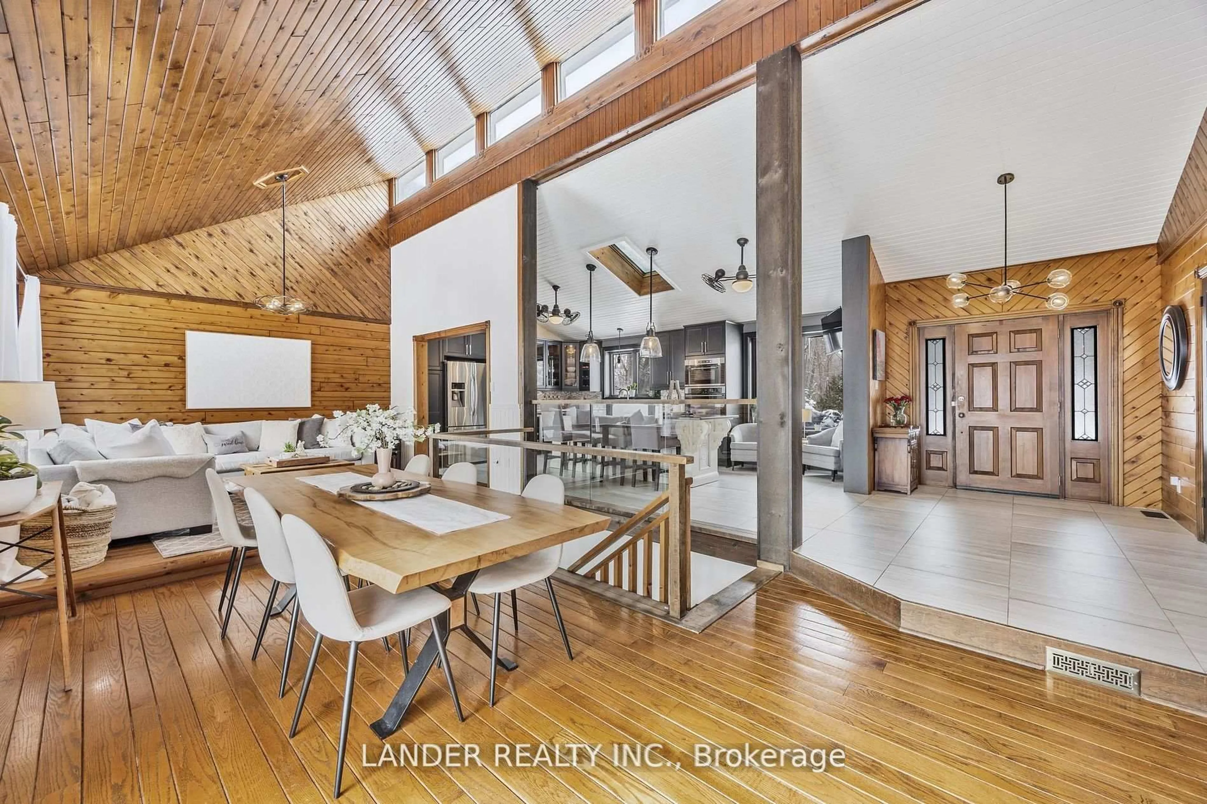 Open concept kitchen, wood/laminate floor for 33 Morgans Rd, East Gwillimbury Ontario L9N 0E7