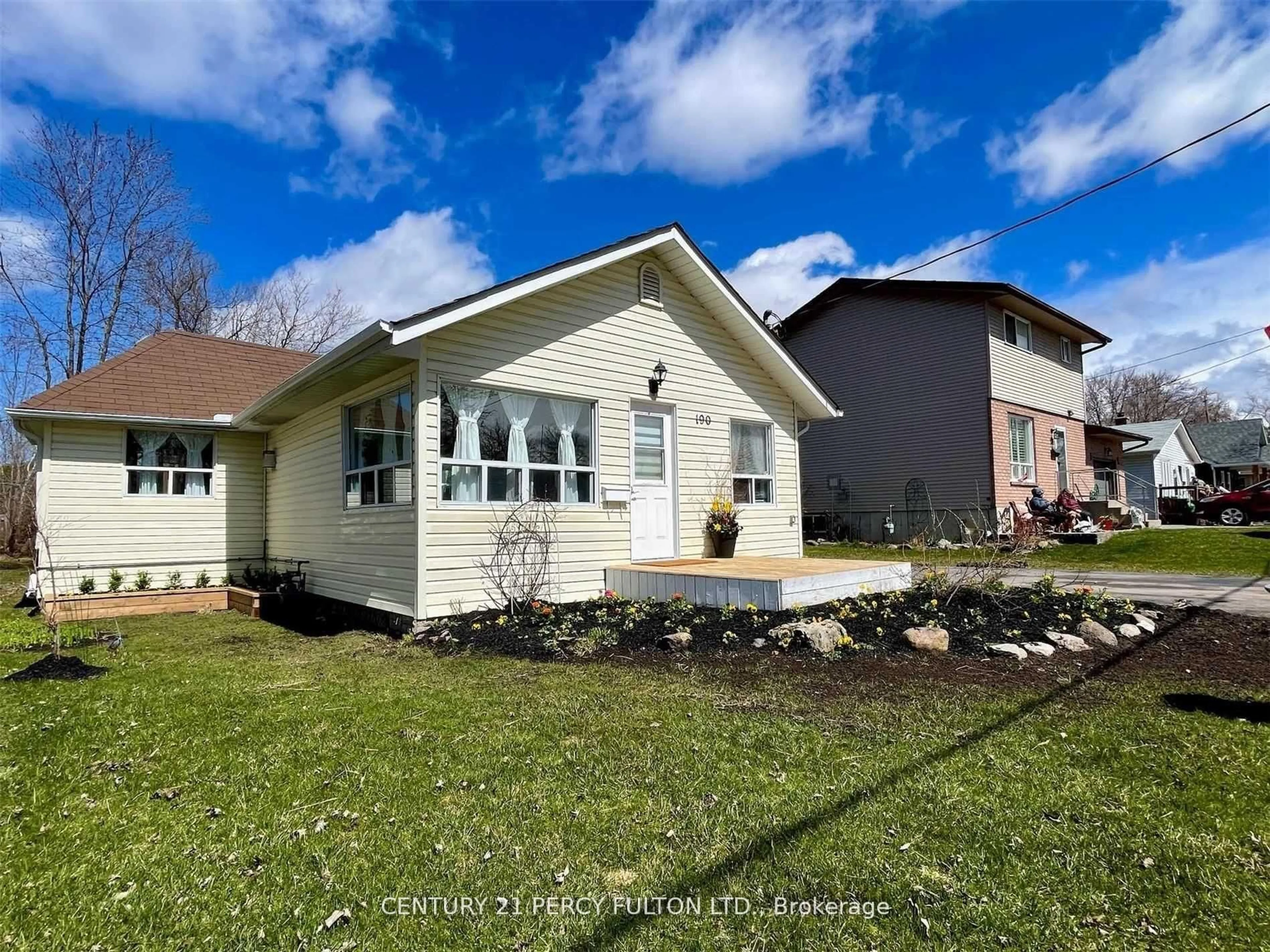 Home with vinyl exterior material, unknown for 190 Beach Rd, Georgina Ontario L4P 2L9