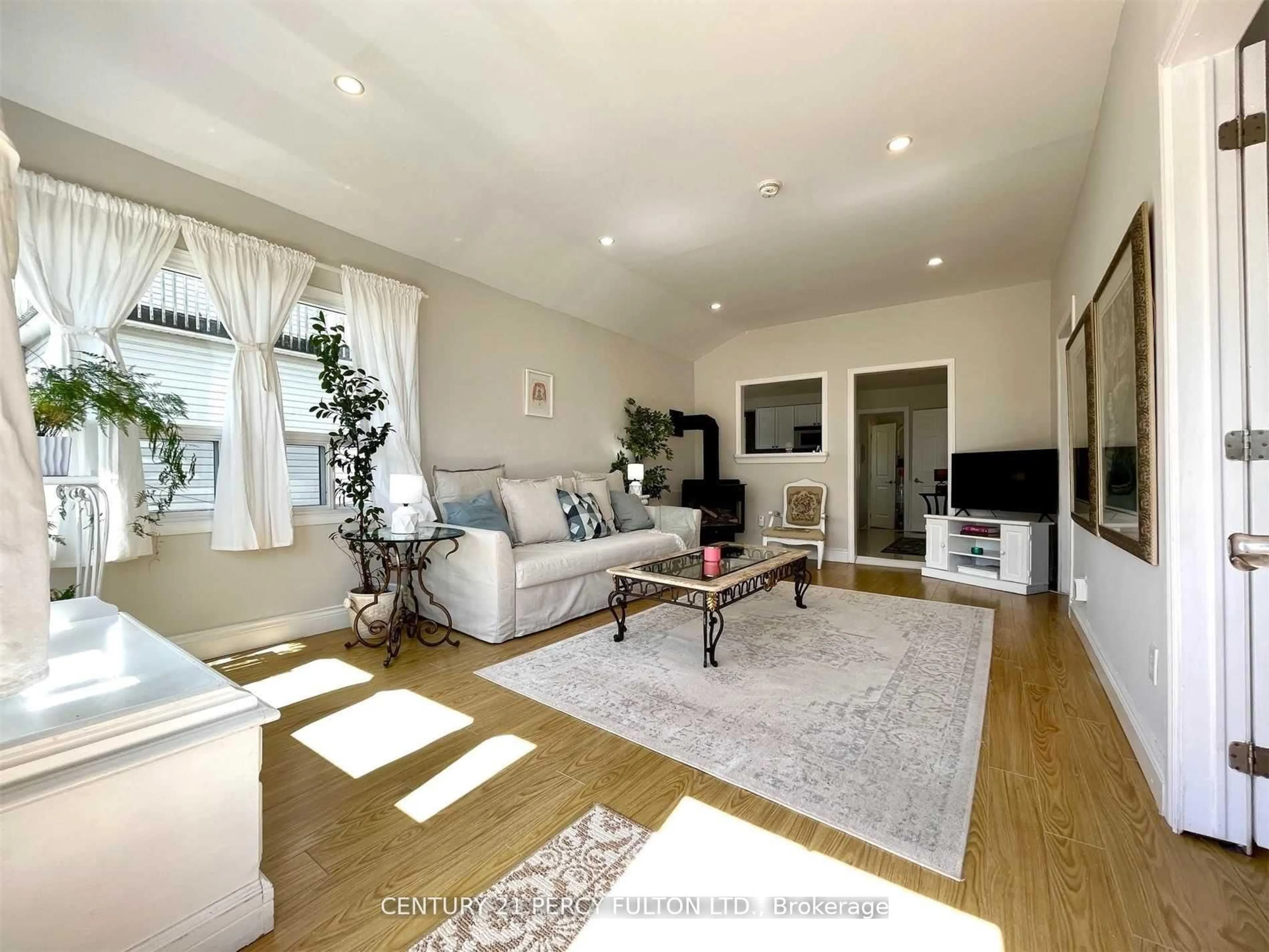 Living room with furniture, unknown for 190 Beach Rd, Georgina Ontario L4P 2L9