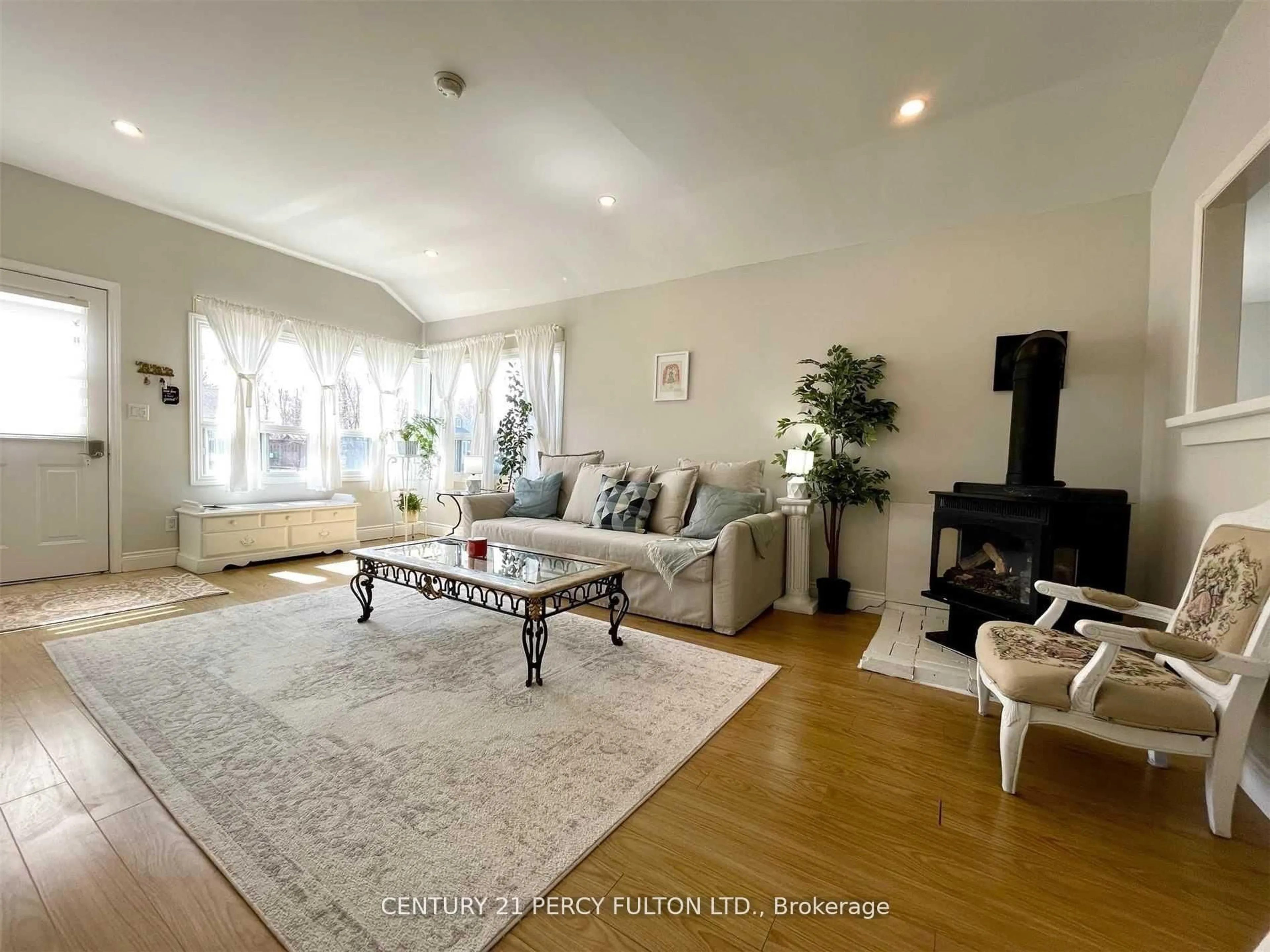 Living room with furniture, wood/laminate floor for 190 Beach Rd, Georgina Ontario L4P 2L9
