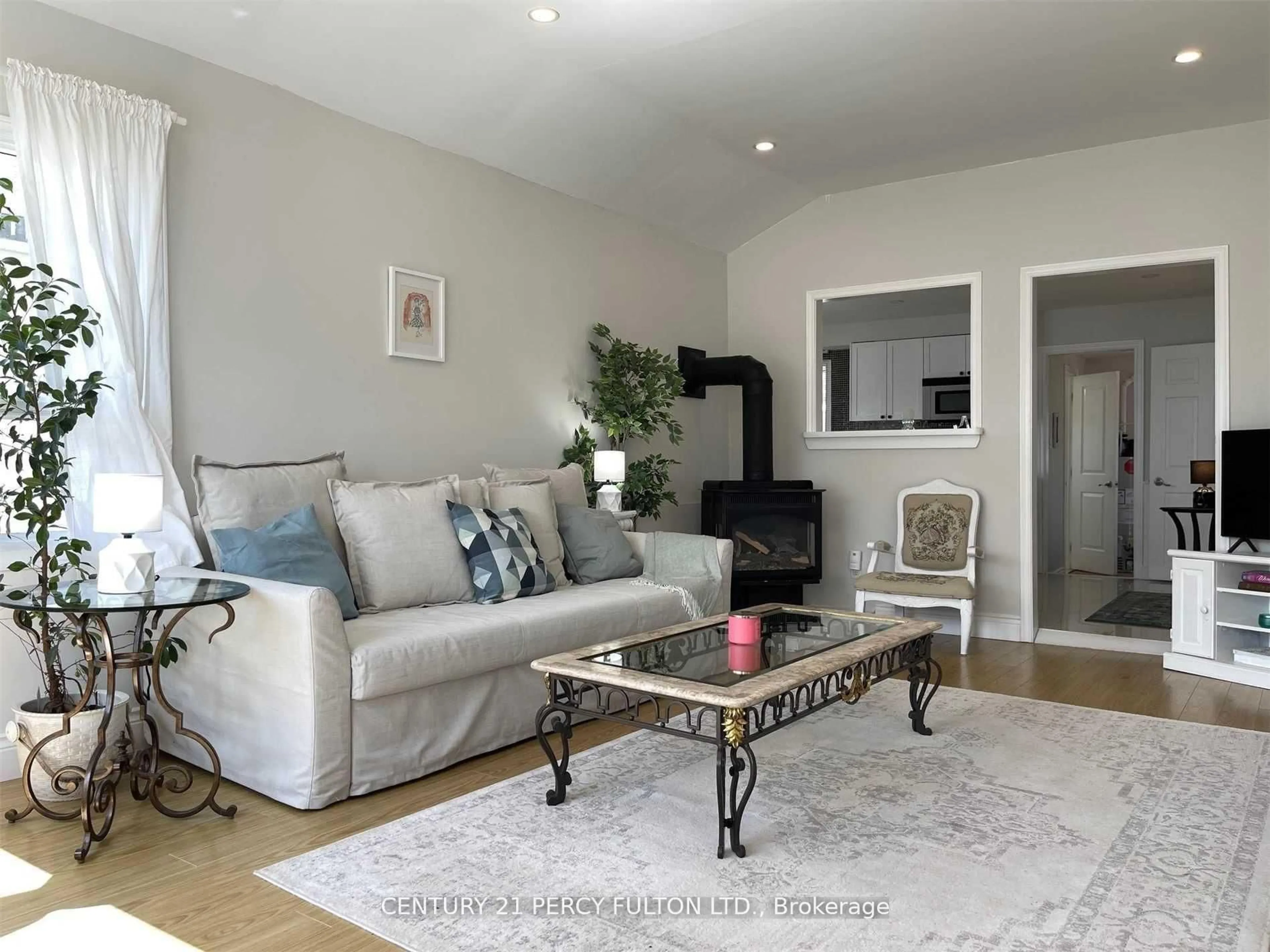 Living room with furniture, unknown for 190 Beach Rd, Georgina Ontario L4P 2L9