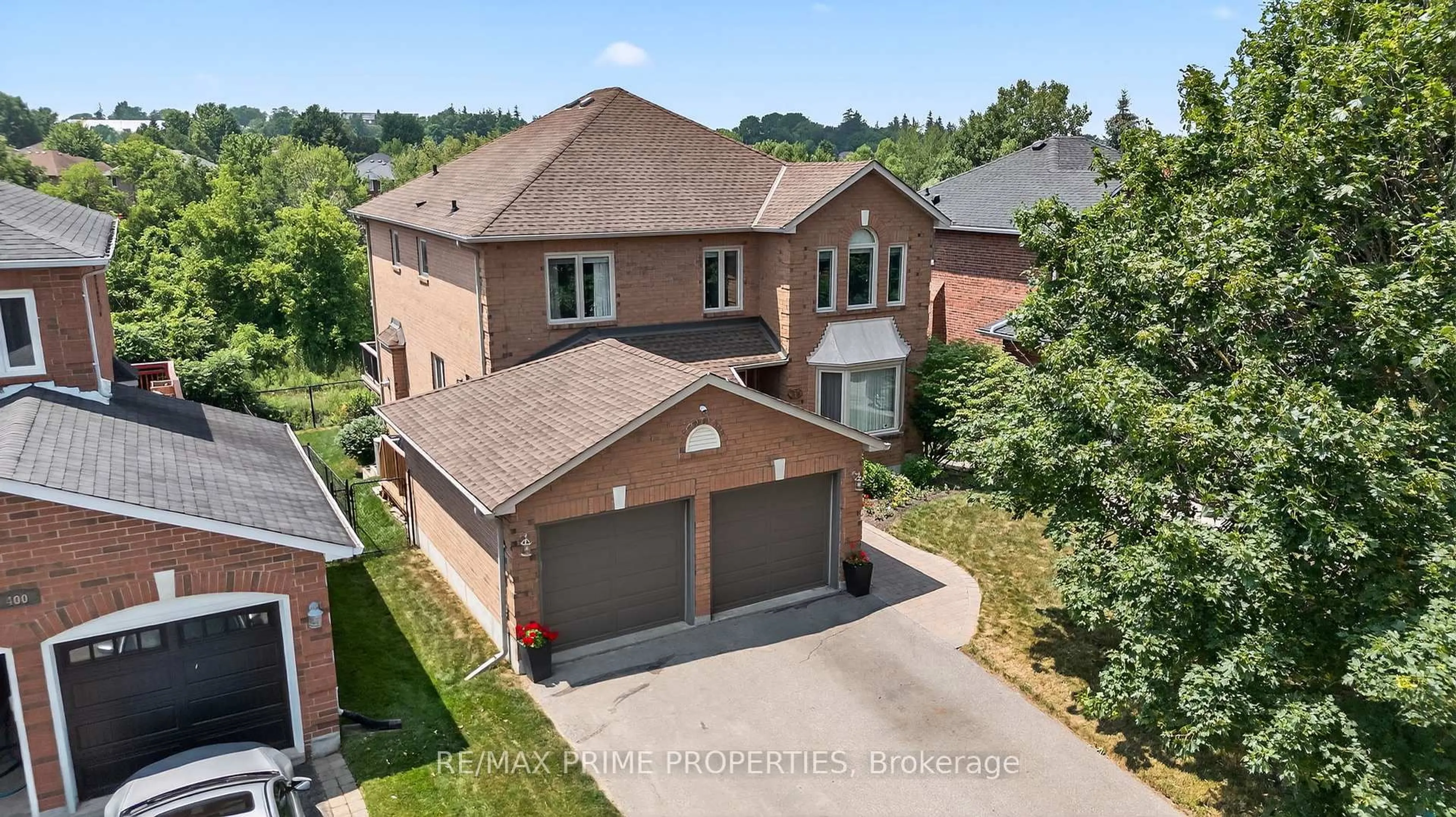A pic from outside/outdoor area/front of a property/back of a property/a pic from drone, street for 396 Devanjan Circ, Newmarket Ontario L3Y 8H5