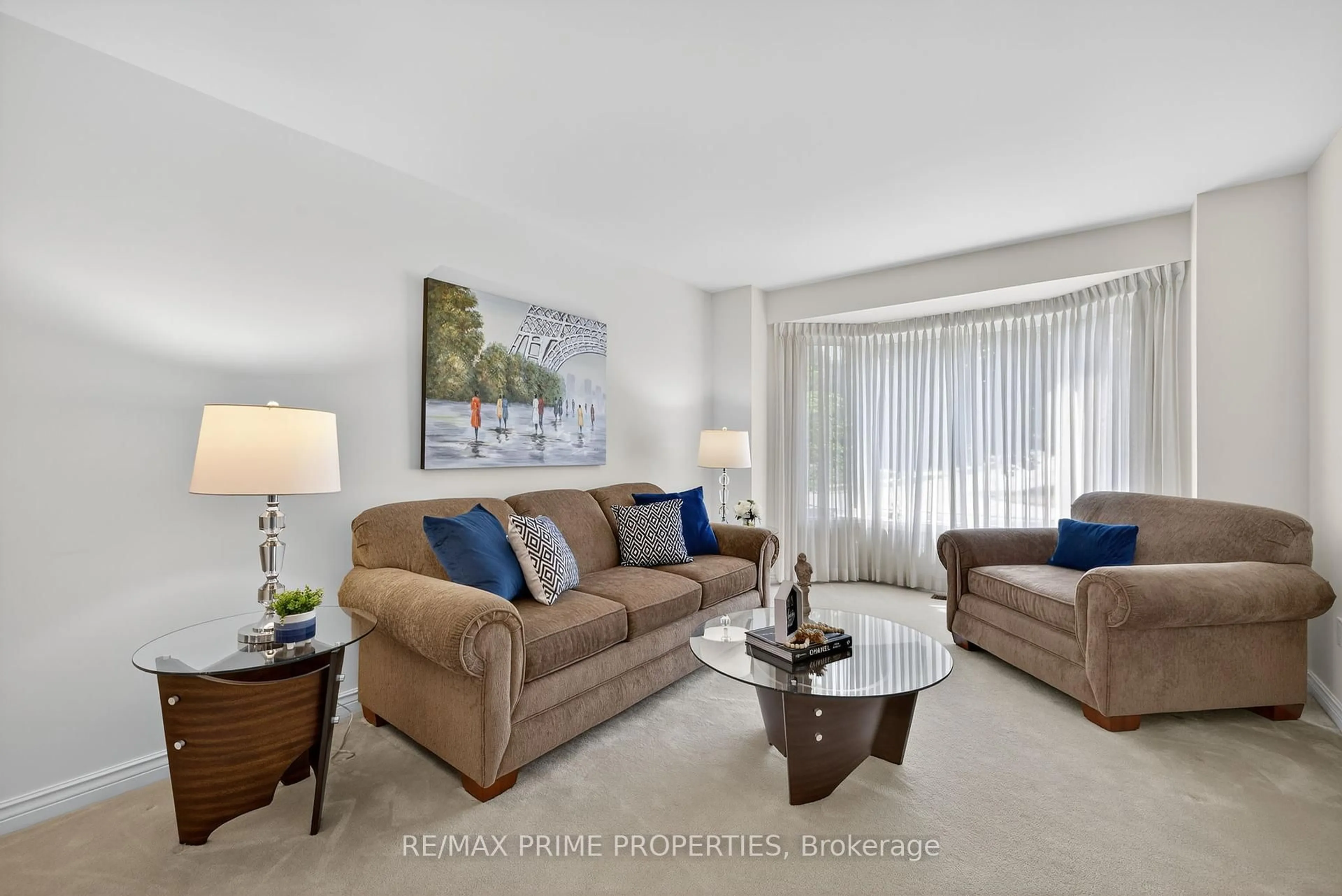 Living room with furniture, unknown for 396 Devanjan Circ, Newmarket Ontario L3Y 8H5