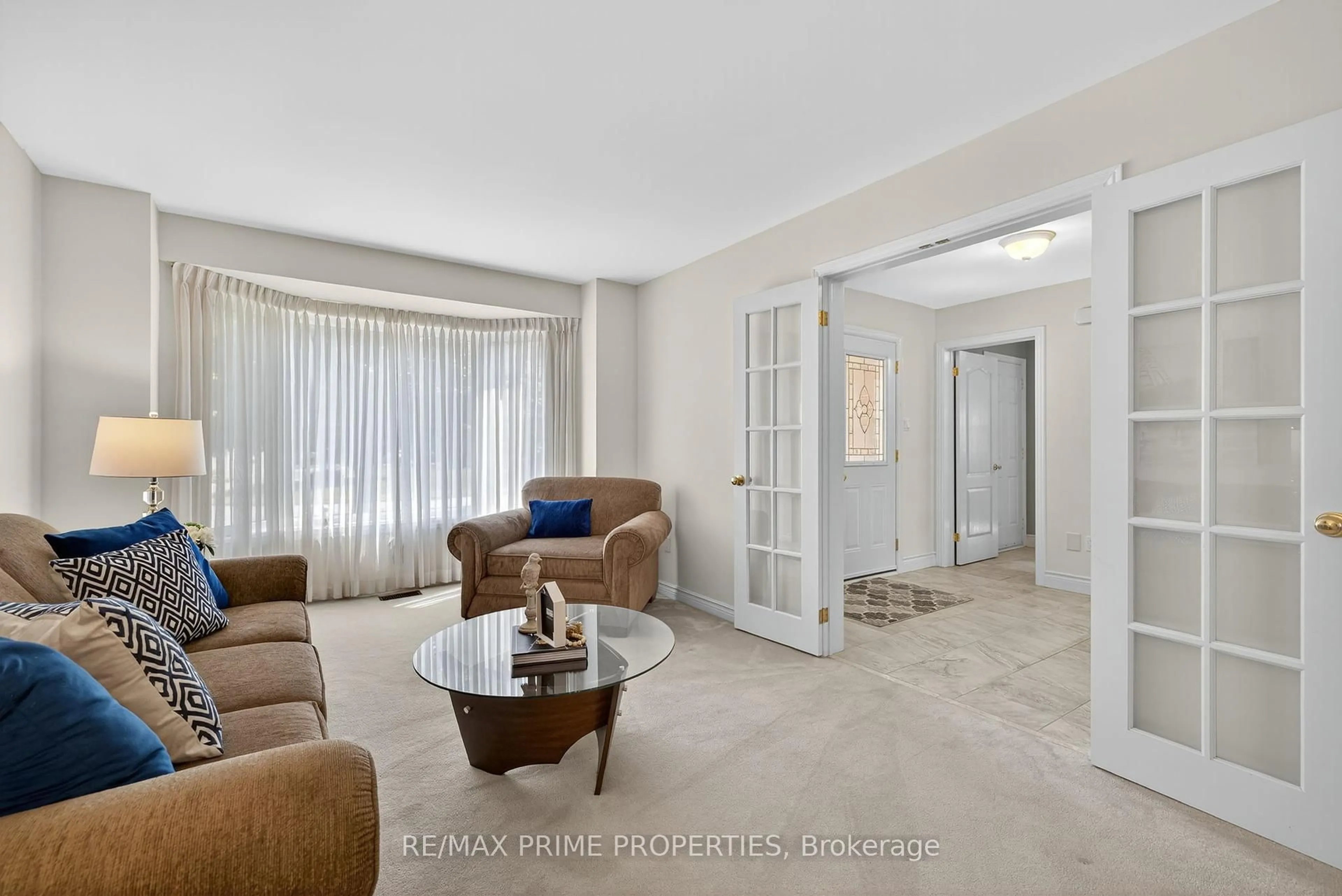 Living room with furniture, unknown for 396 Devanjan Circ, Newmarket Ontario L3Y 8H5