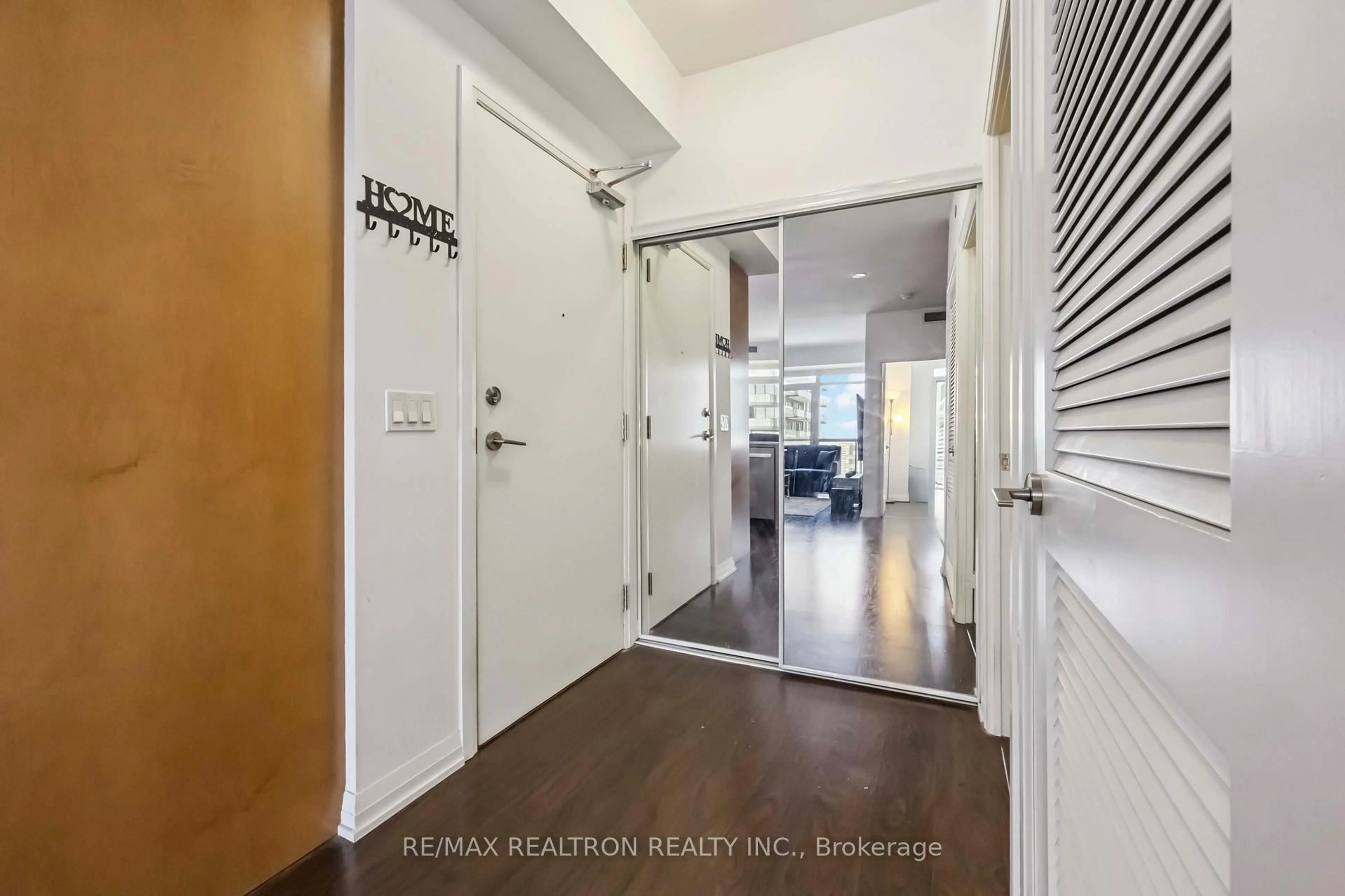 Indoor entryway for 65 Oneida Cres #1809, Richmond Hill Ontario L4B 0A1