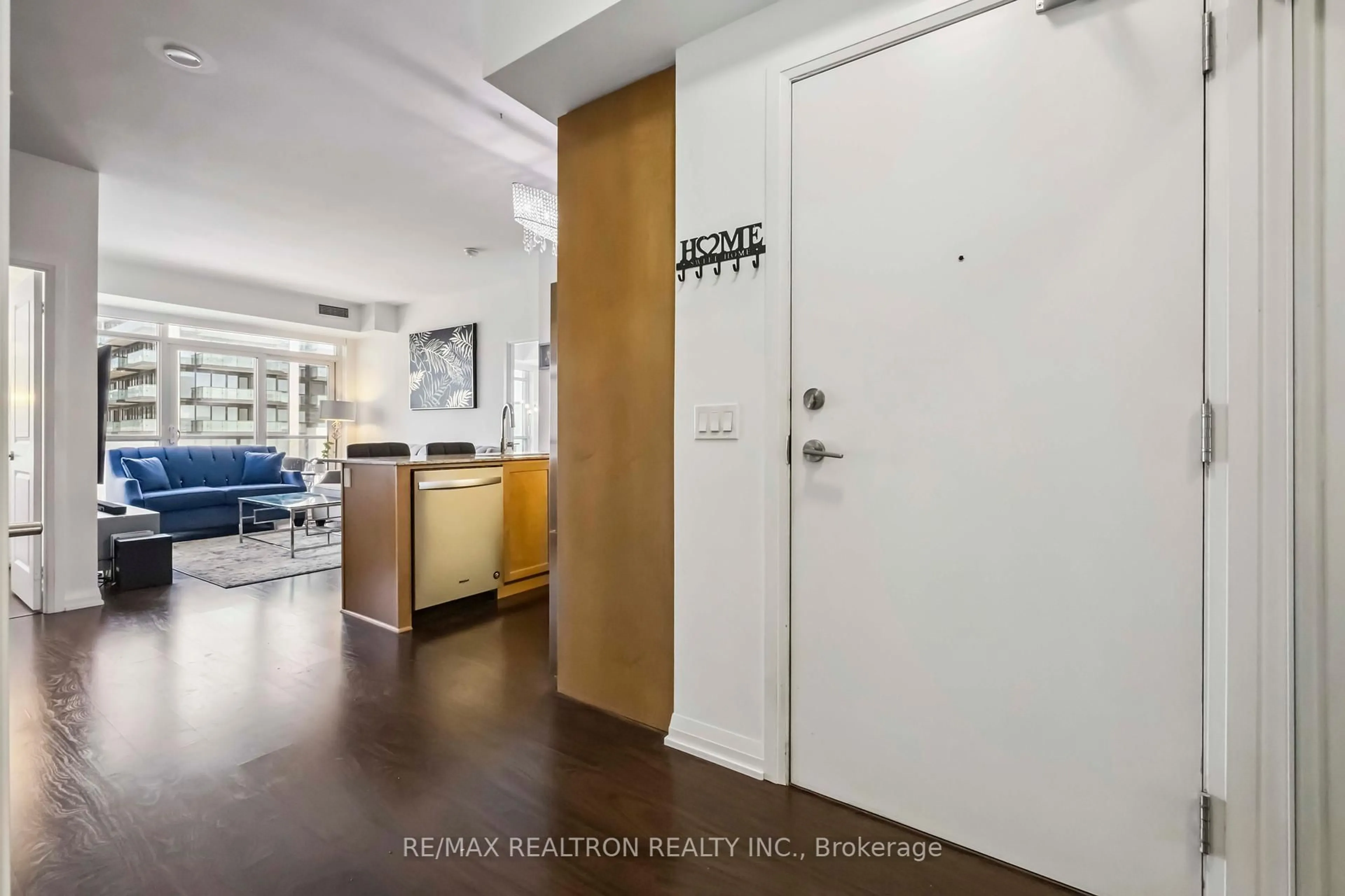 Indoor entryway for 65 Oneida Cres #1809, Richmond Hill Ontario L4B 0A1