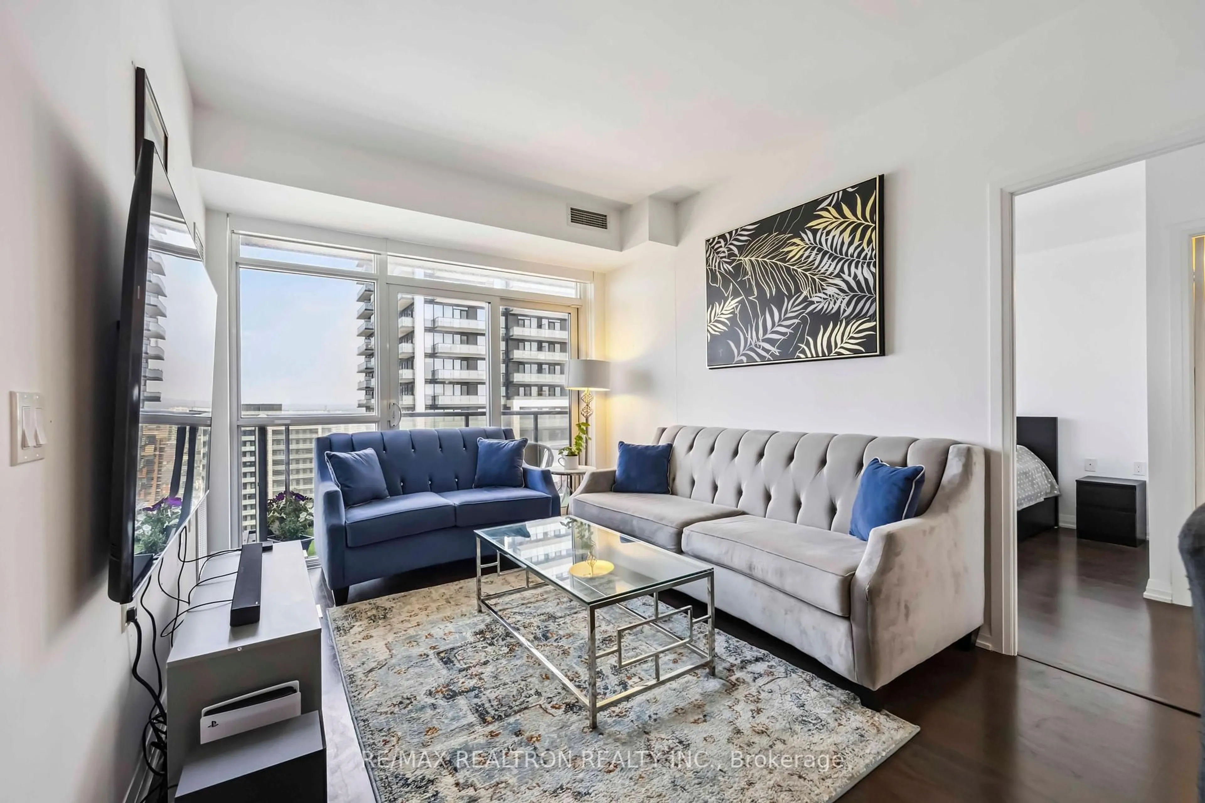 Living room with furniture, unknown for 65 Oneida Cres #1809, Richmond Hill Ontario L4B 0A1