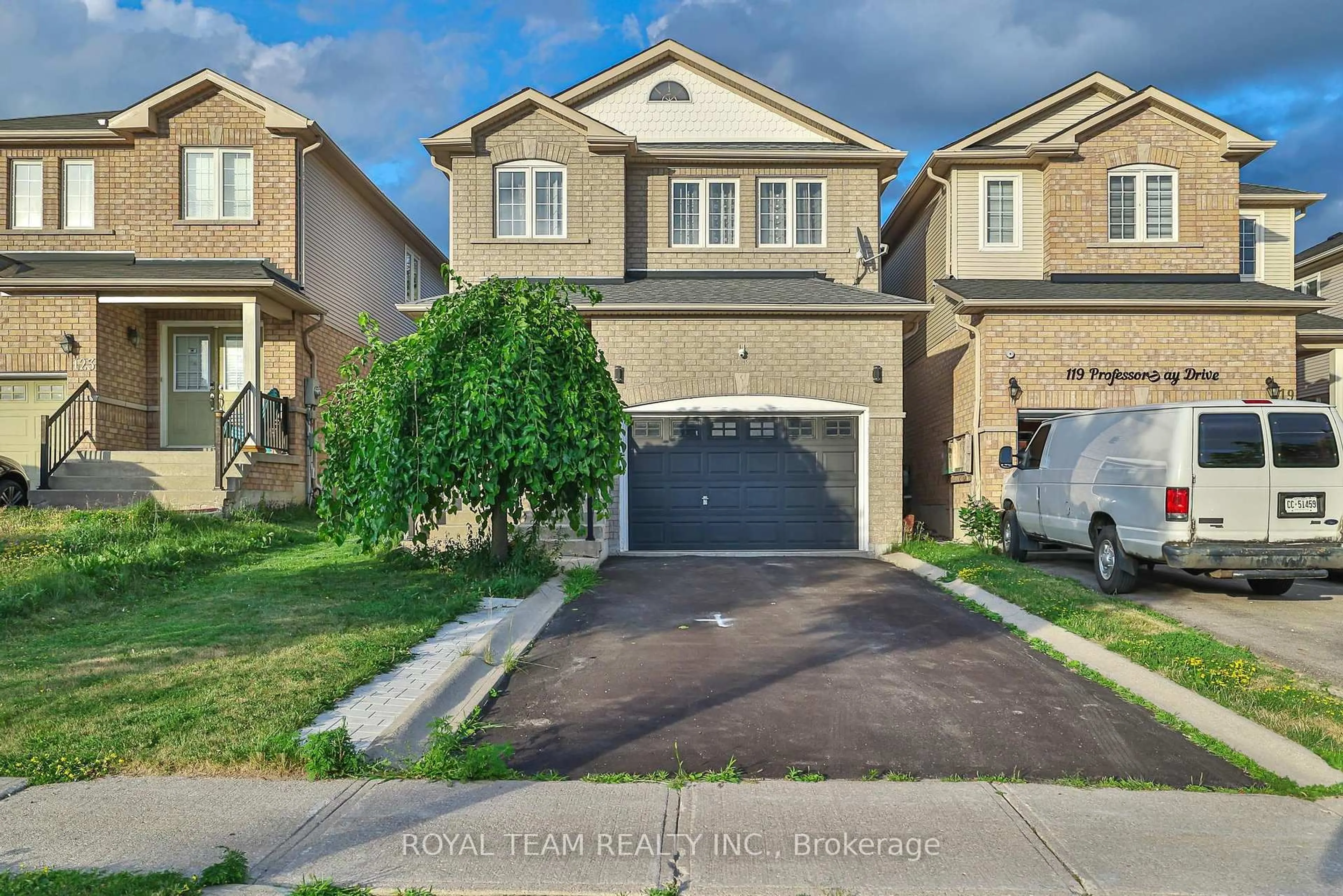 A pic from outside/outdoor area/front of a property/back of a property/a pic from drone, street for 121 Professor Day Dr, Bradford West Gwillimbury Ontario L3Z 3B9
