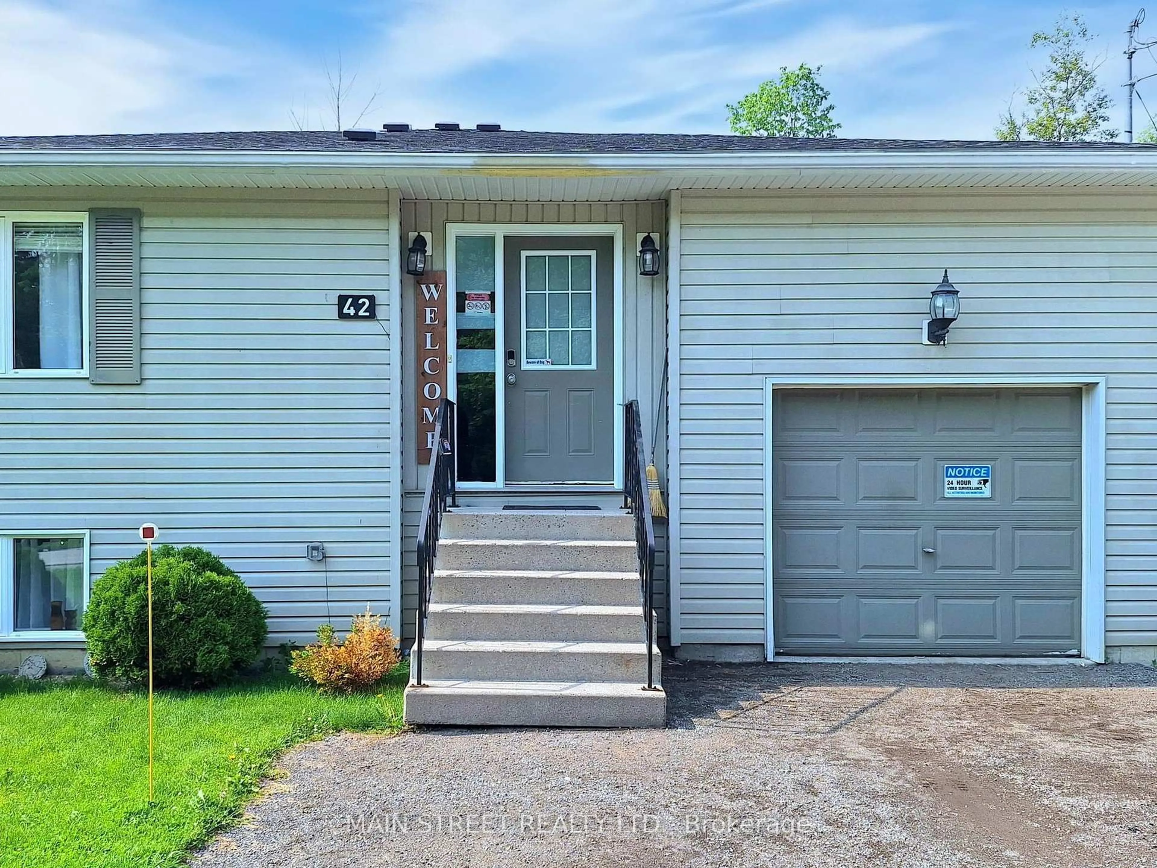 Home with vinyl exterior material, street for 42 Evelyn Ave, Georgina Ontario L4P 3C8
