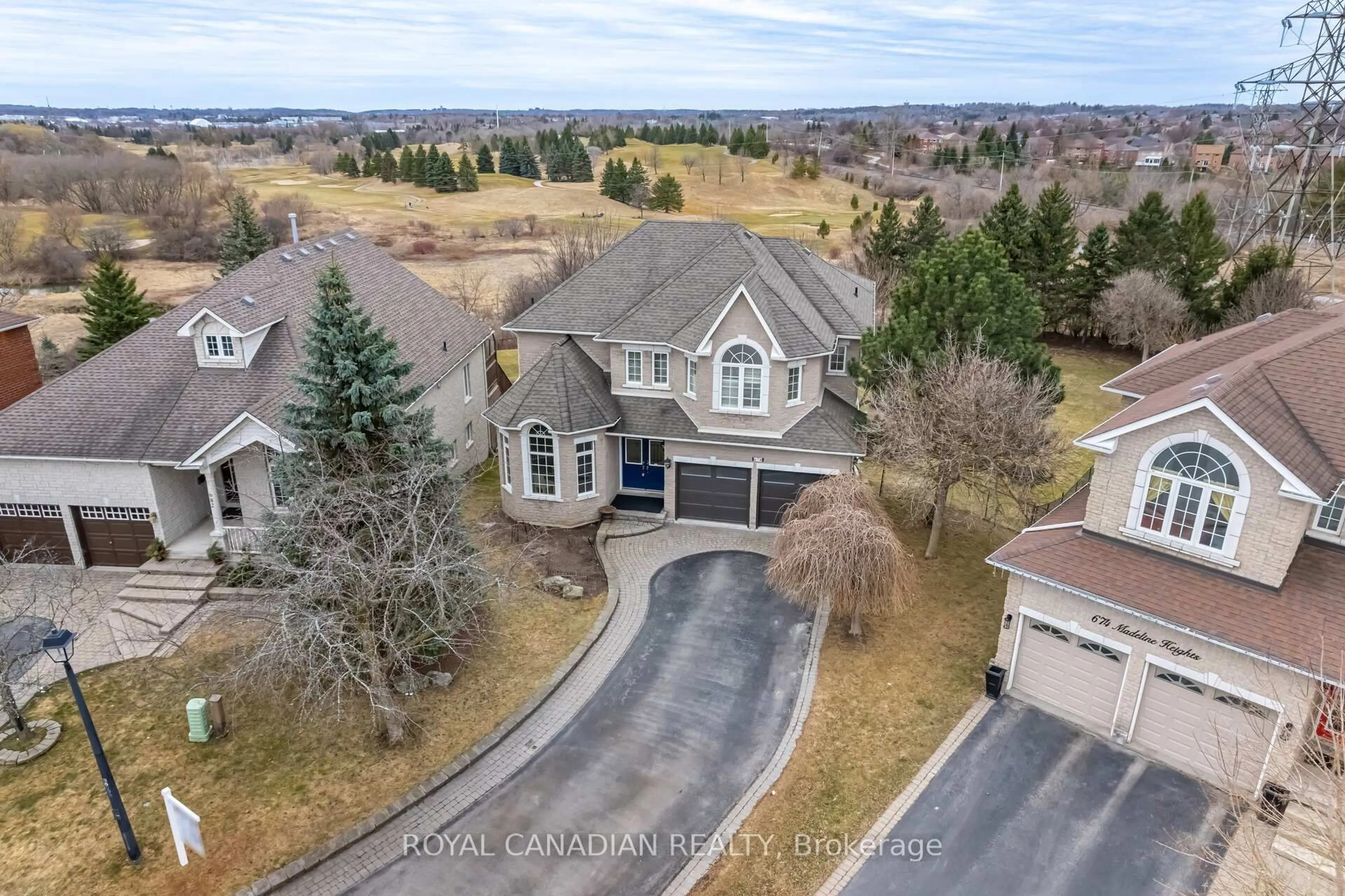 A pic from outside/outdoor area/front of a property/back of a property/a pic from drone, unknown for 678 Madeline Hts, Newmarket Ontario L3X 2J7