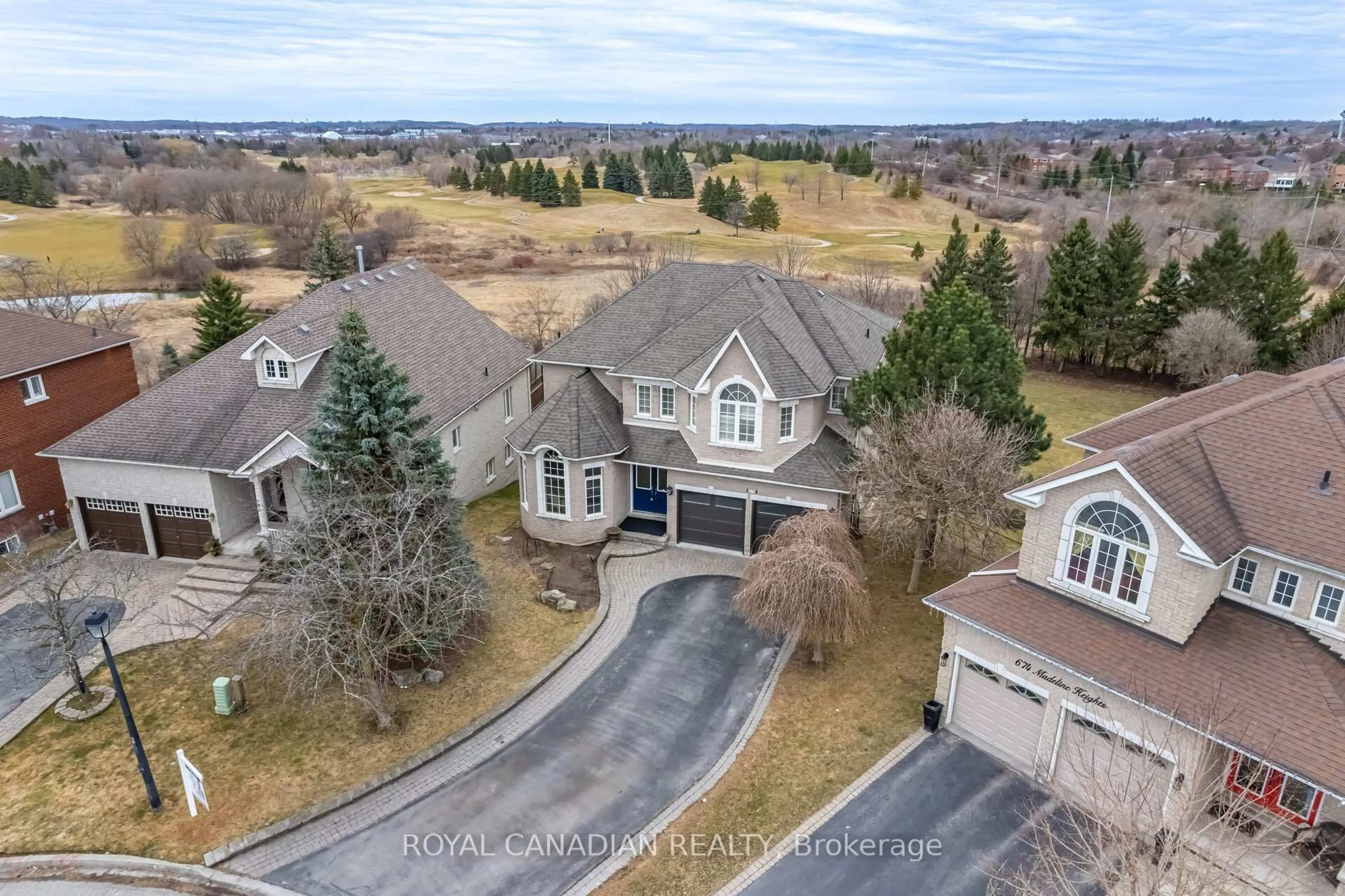 A pic from outside/outdoor area/front of a property/back of a property/a pic from drone, unknown for 678 Madeline Hts, Newmarket Ontario L3X 2J7