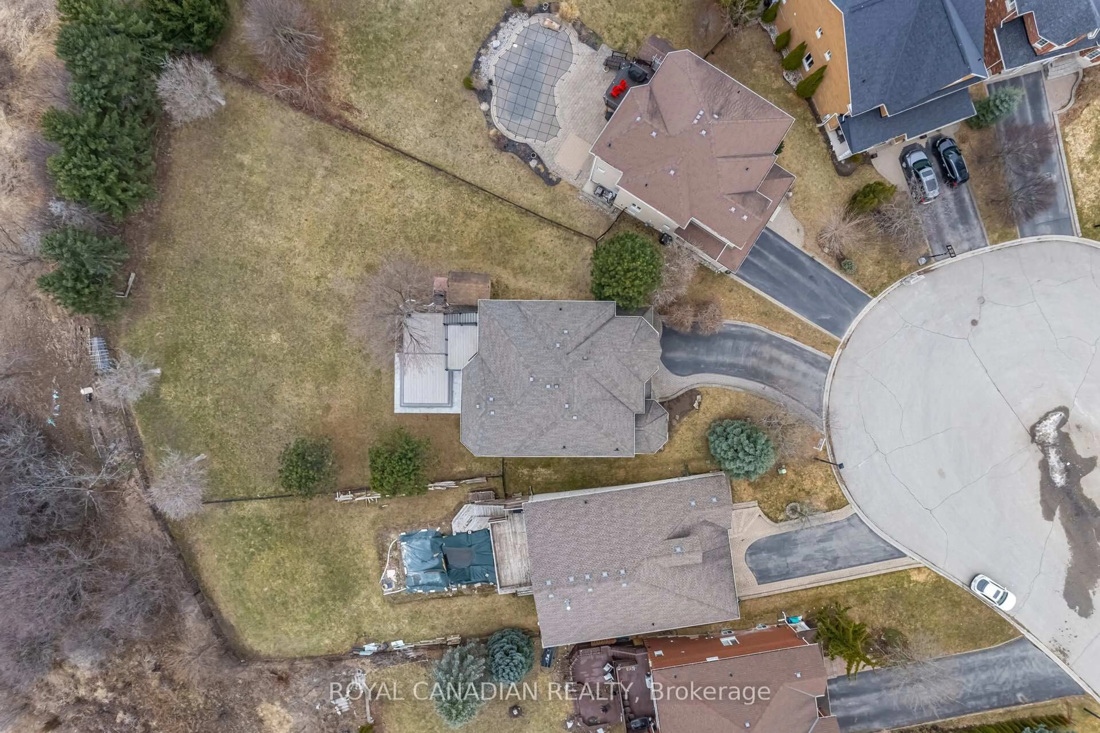 A pic from outside/outdoor area/front of a property/back of a property/a pic from drone, street for 678 Madeline Hts, Newmarket Ontario L3X 2J7