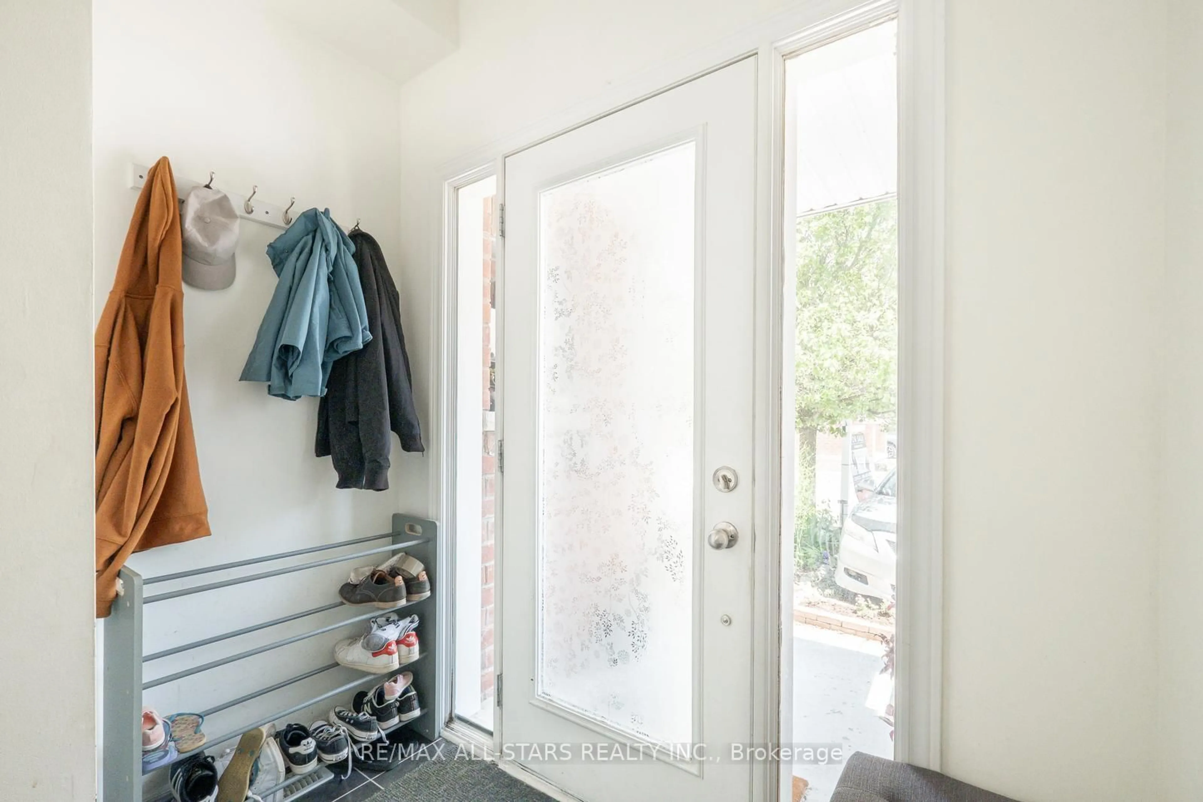 Indoor entryway for 11 Eastwind Dr, Whitchurch-Stouffville Ontario L4A 0W6
