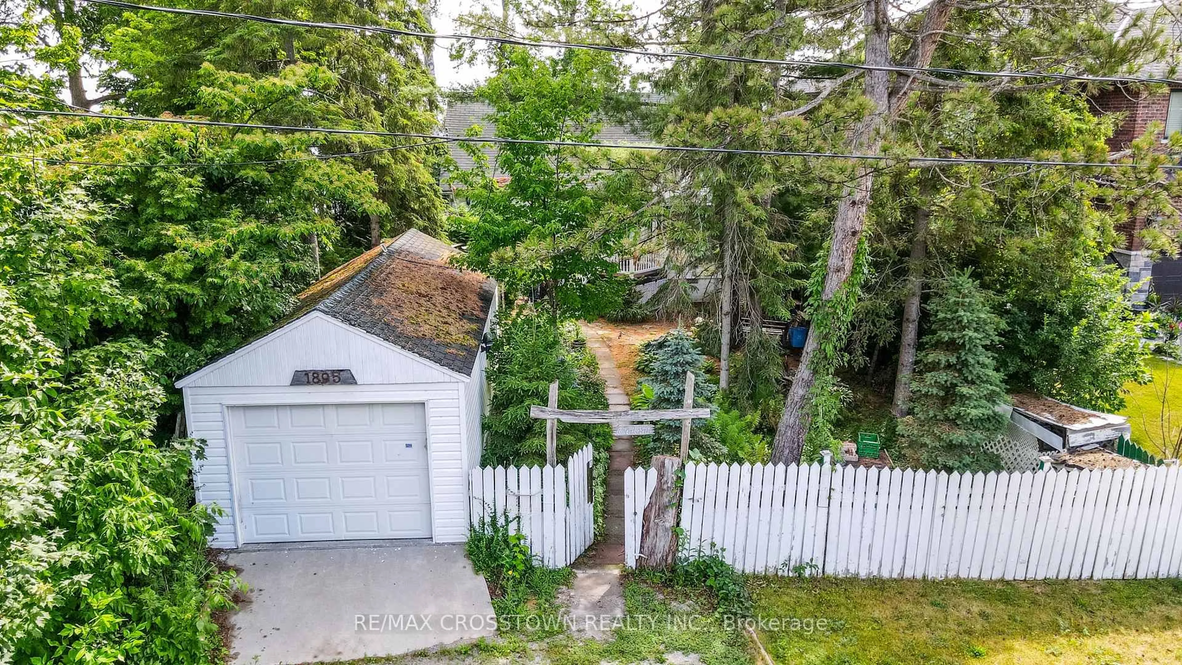 A pic from outside/outdoor area/front of a property/back of a property/a pic from drone, unknown for 1895 Simcoe Blvd, Innisfil Ontario L9S 4N3