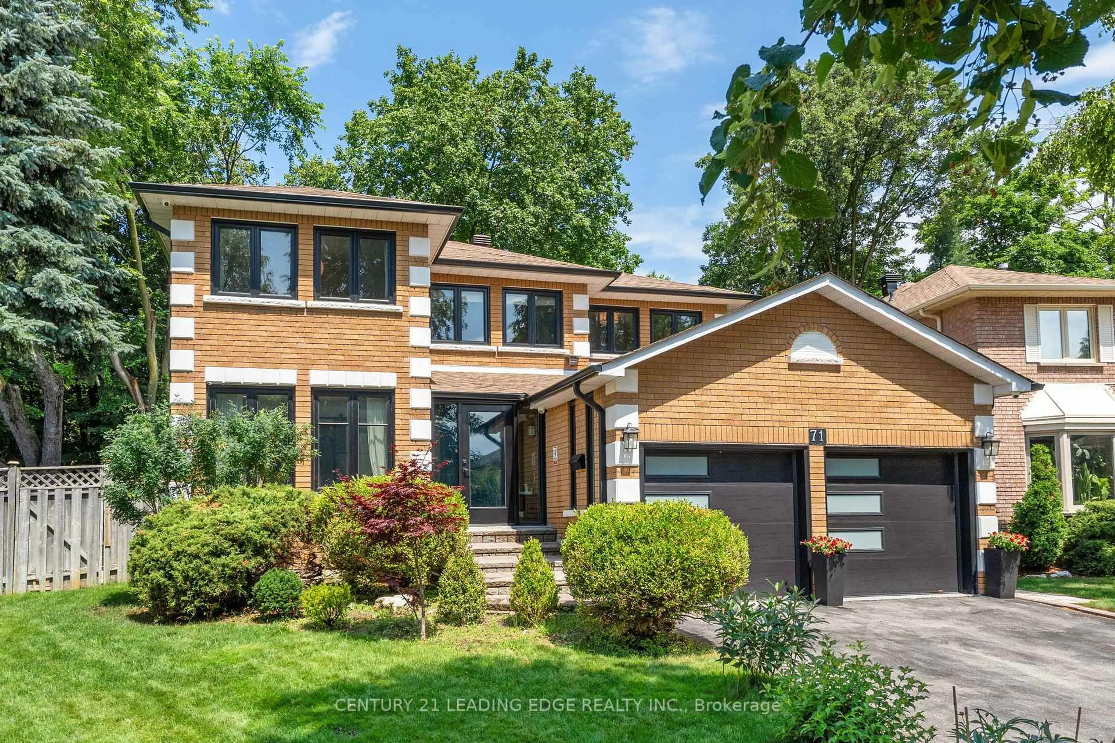 Home with brick exterior material, street for 71 Red Oak Dr, Richmond Hill Ontario L4B 1W2