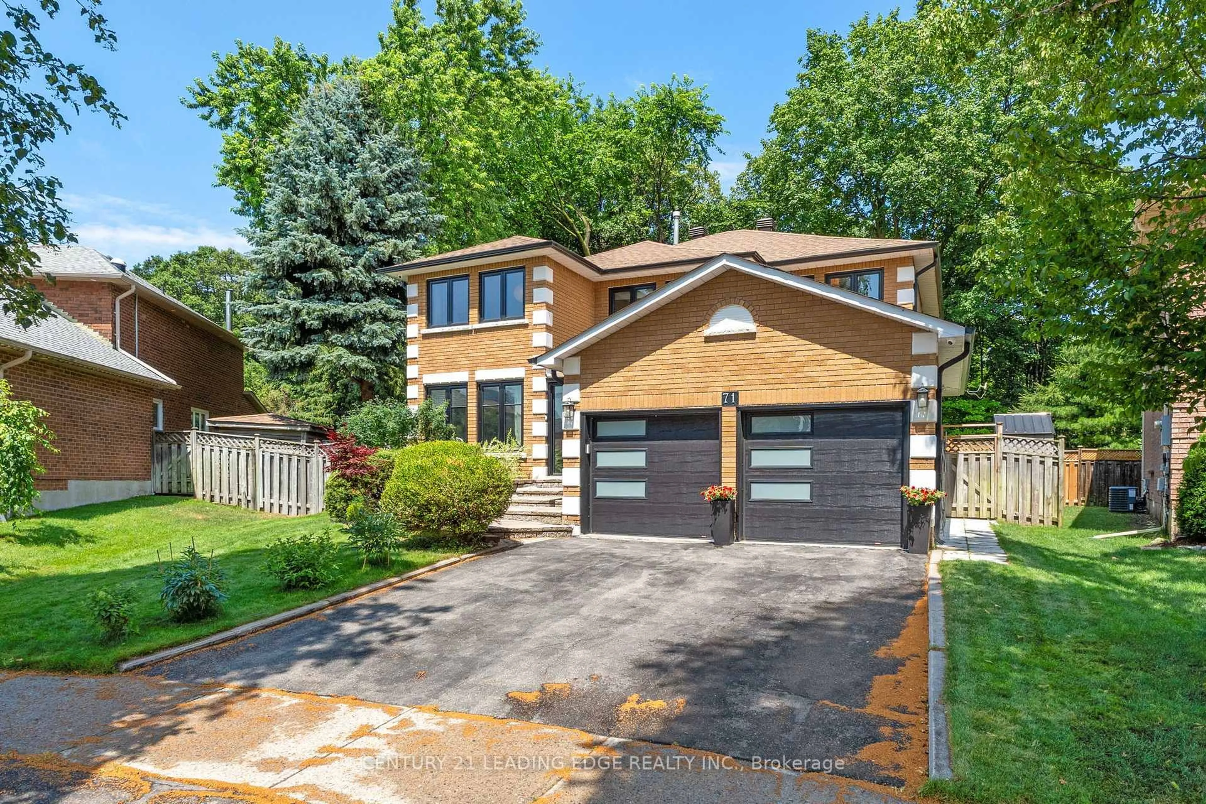 Home with brick exterior material, street for 71 Red Oak Dr, Richmond Hill Ontario L4B 1W2