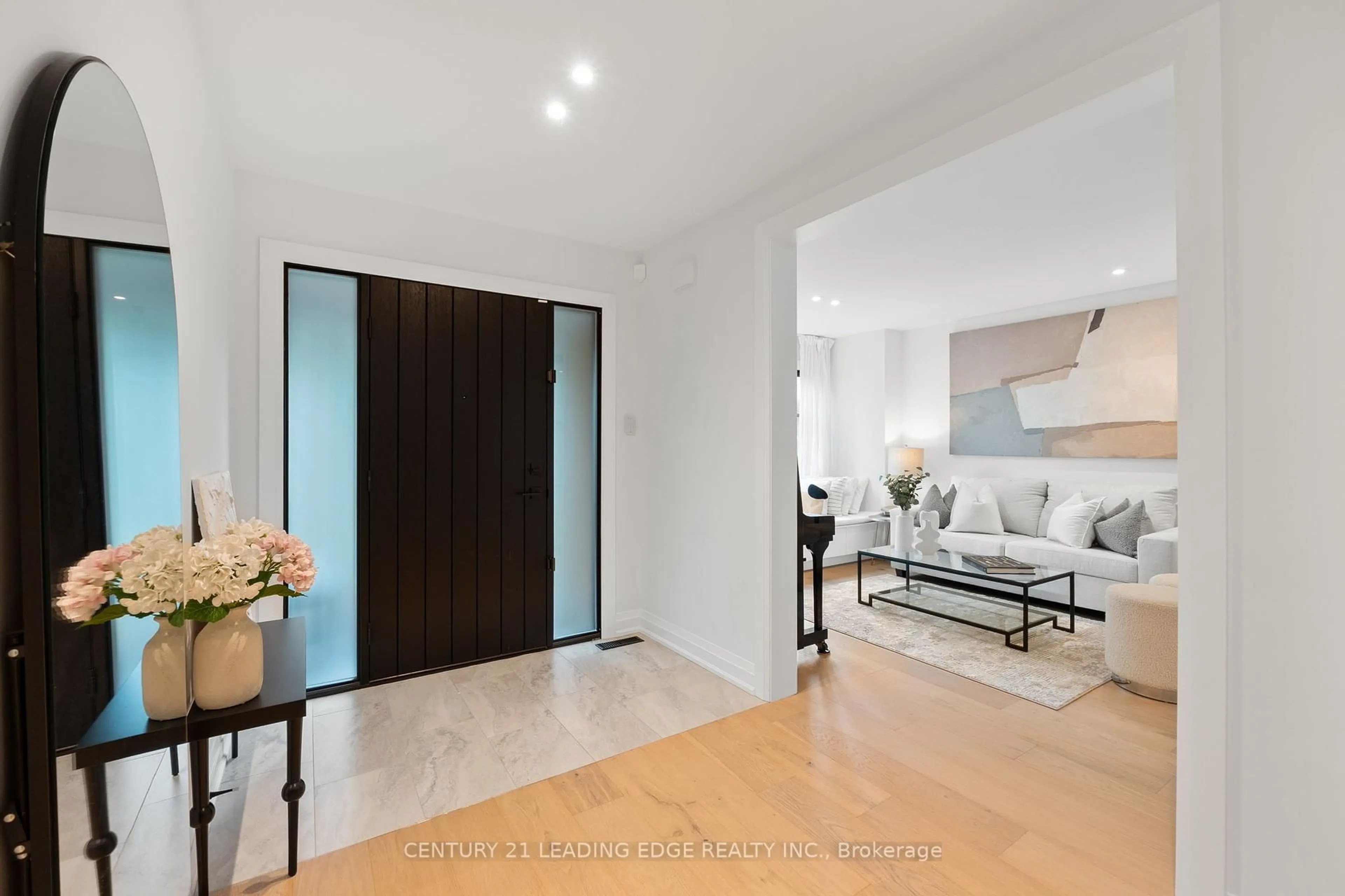 Indoor entryway for 71 Red Oak Dr, Richmond Hill Ontario L4B 1W2