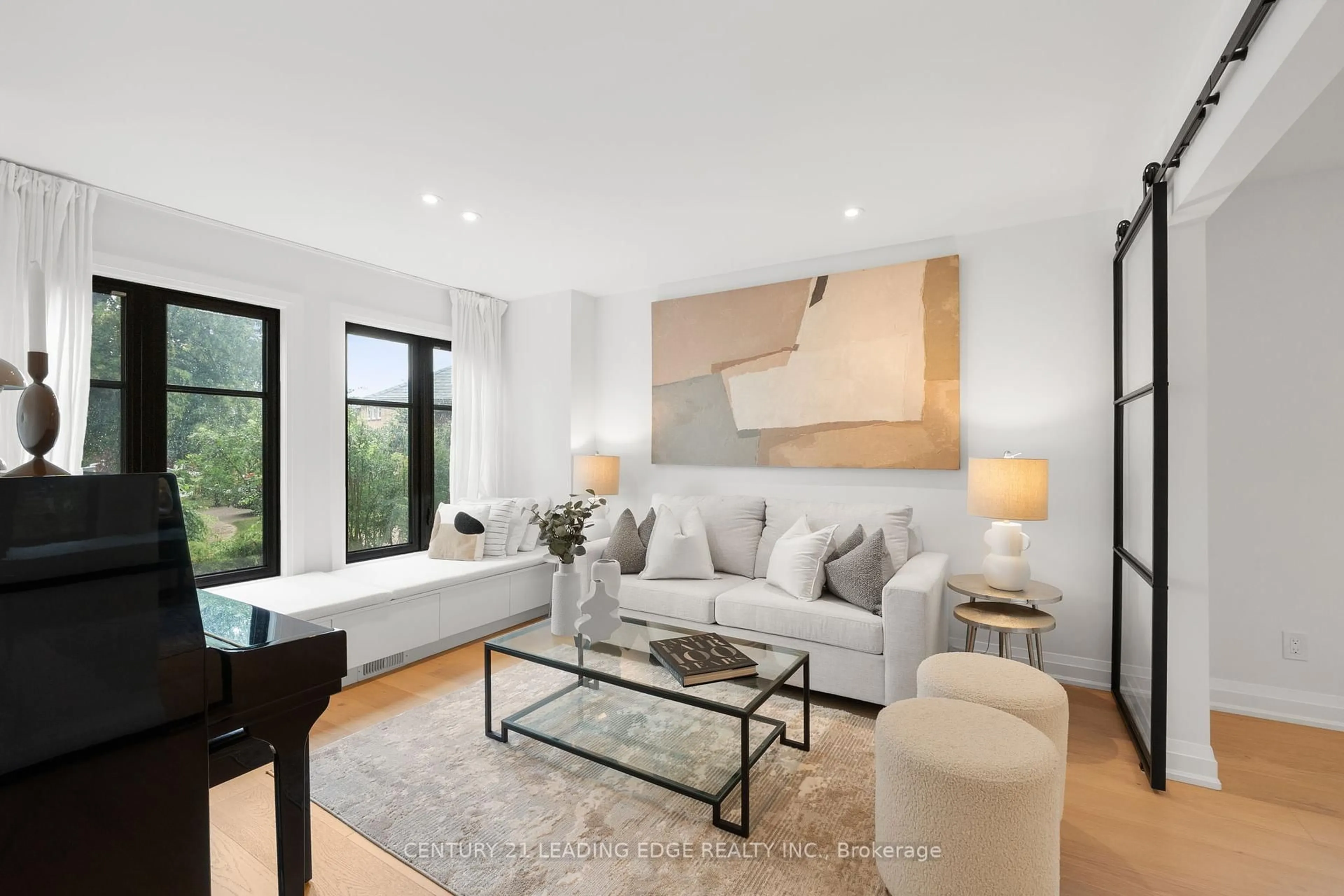 Living room with furniture, unknown for 71 Red Oak Dr, Richmond Hill Ontario L4B 1W2