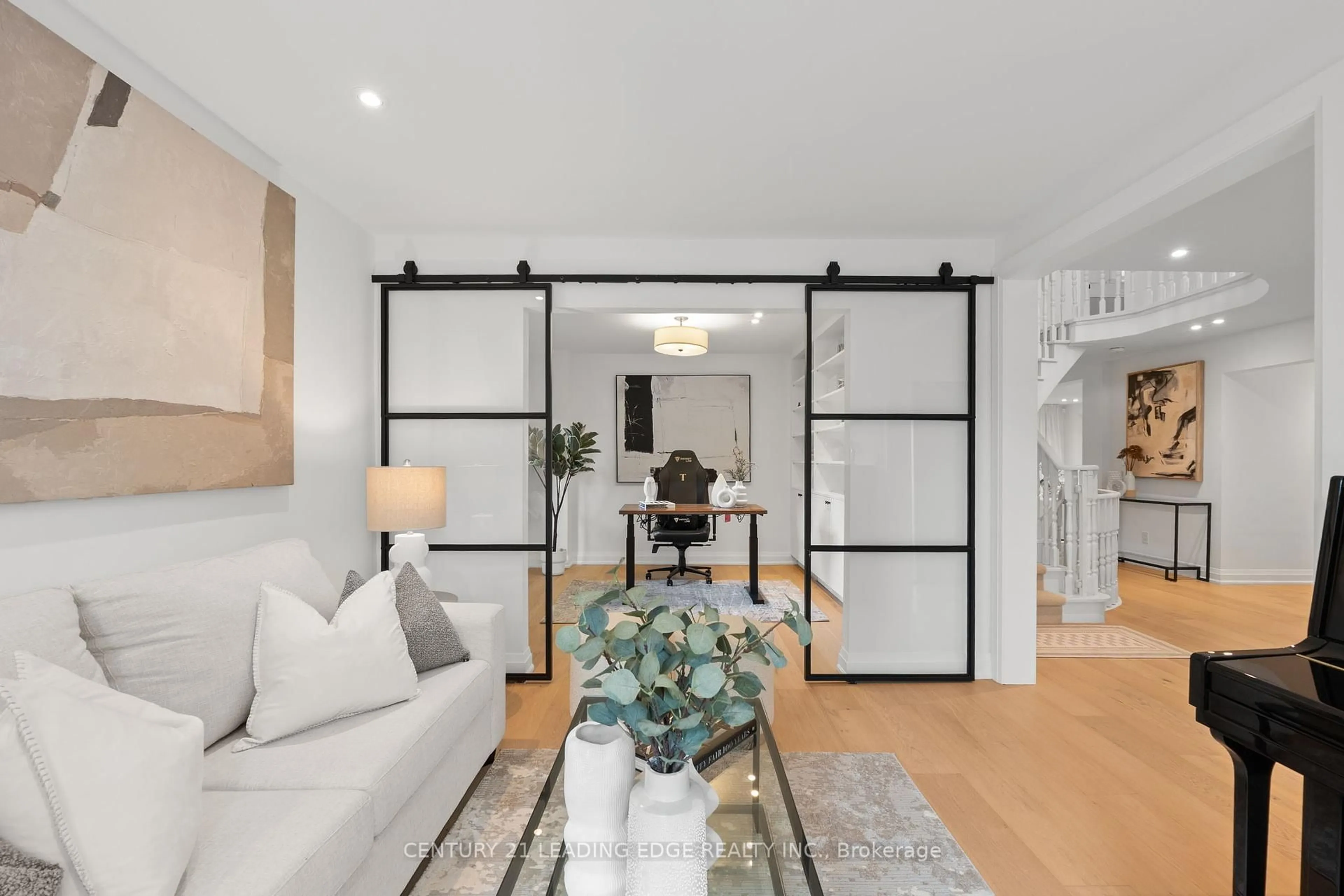 Indoor entryway for 71 Red Oak Dr, Richmond Hill Ontario L4B 1W2
