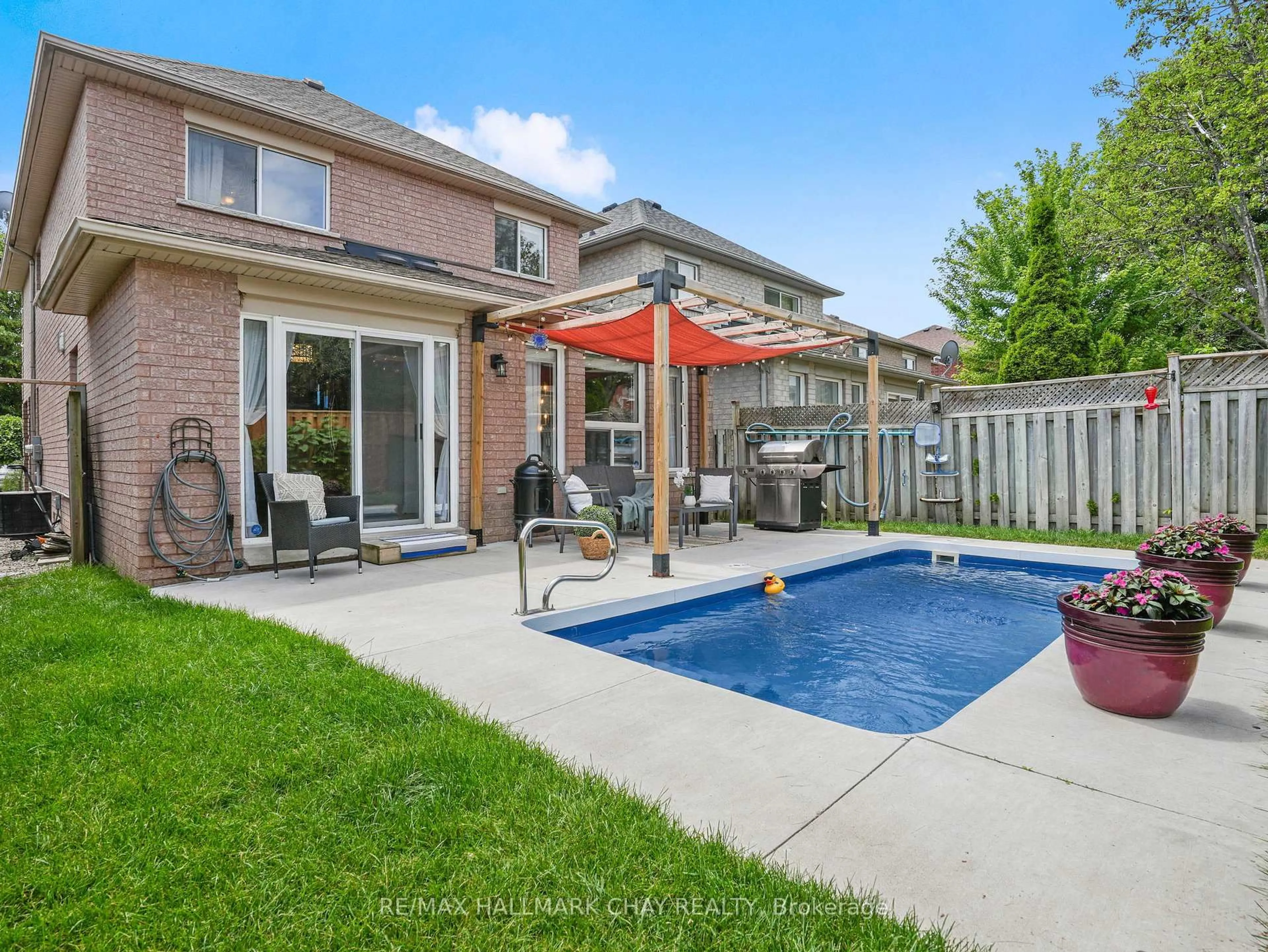 Patio, street for 108 Henderson Cres, New Tecumseth Ontario L9R 1Y5