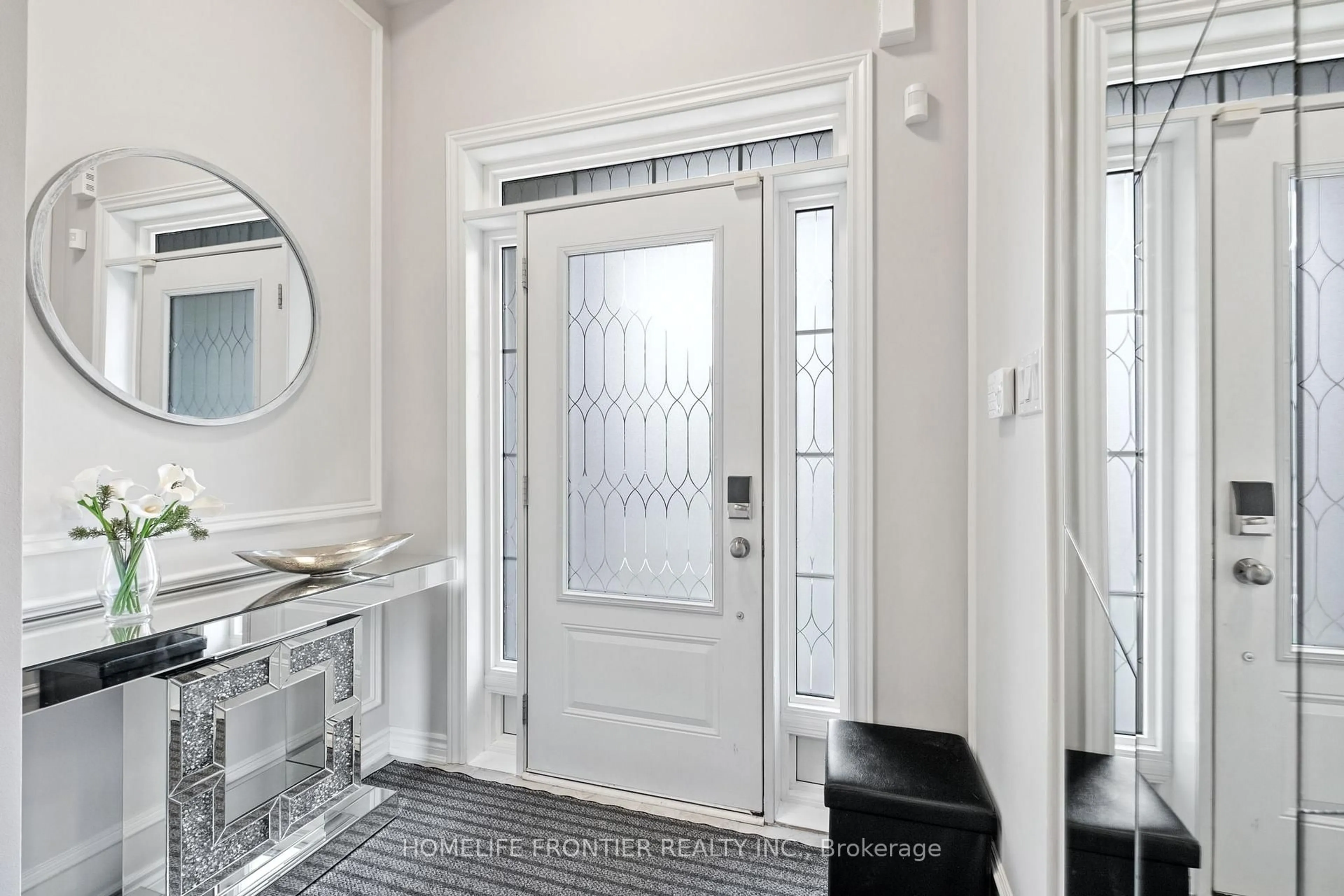 Indoor entryway for 77 Beechbrough Cres, East Gwillimbury Ontario L9N 0N9