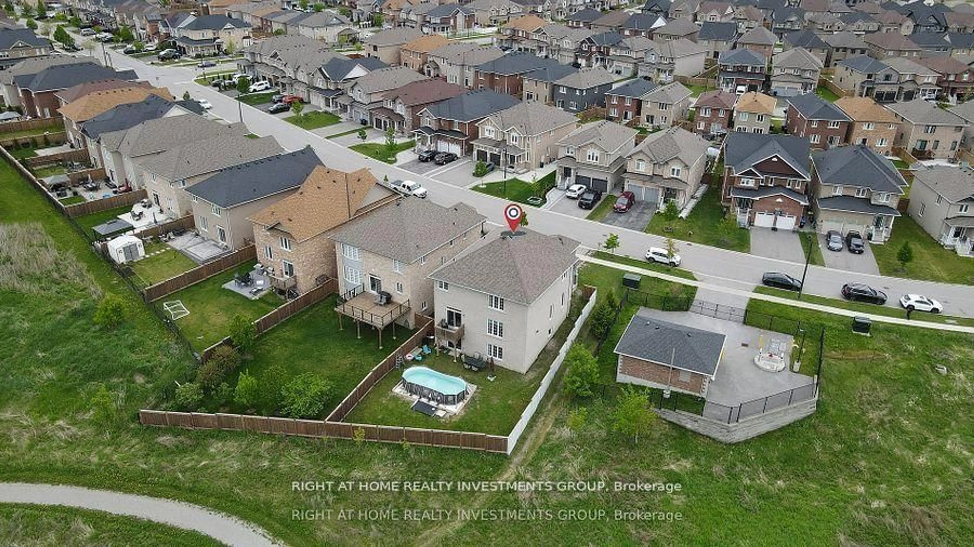 A pic from outside/outdoor area/front of a property/back of a property/a pic from drone, street for 208 Rutherford Rd, Bradford West Gwillimbury Ontario L3Z 0X5