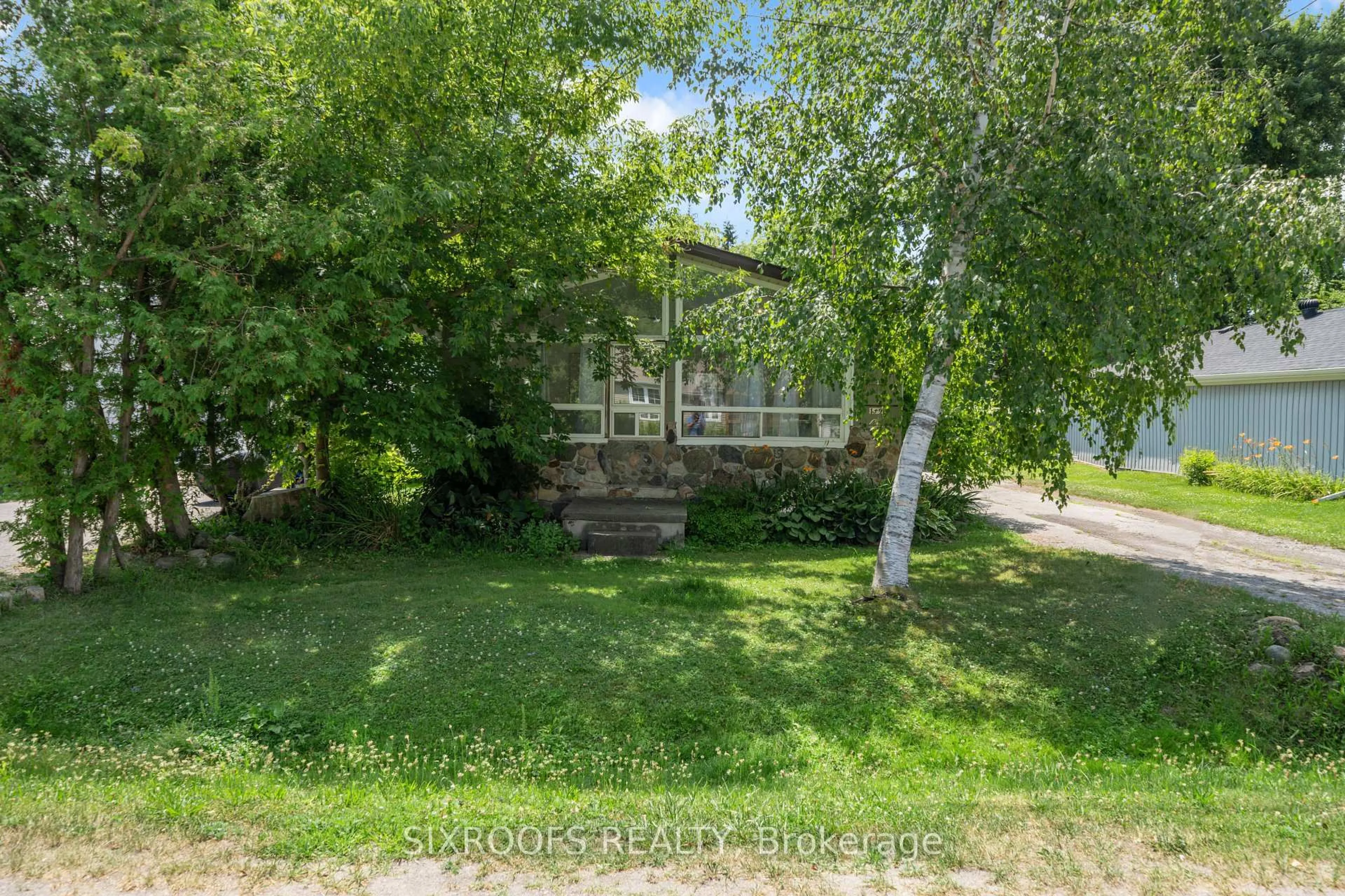 A pic from outside/outdoor area/front of a property/back of a property/a pic from drone, street for 159 Bayview Ave, Georgina Ontario L4P 2M2