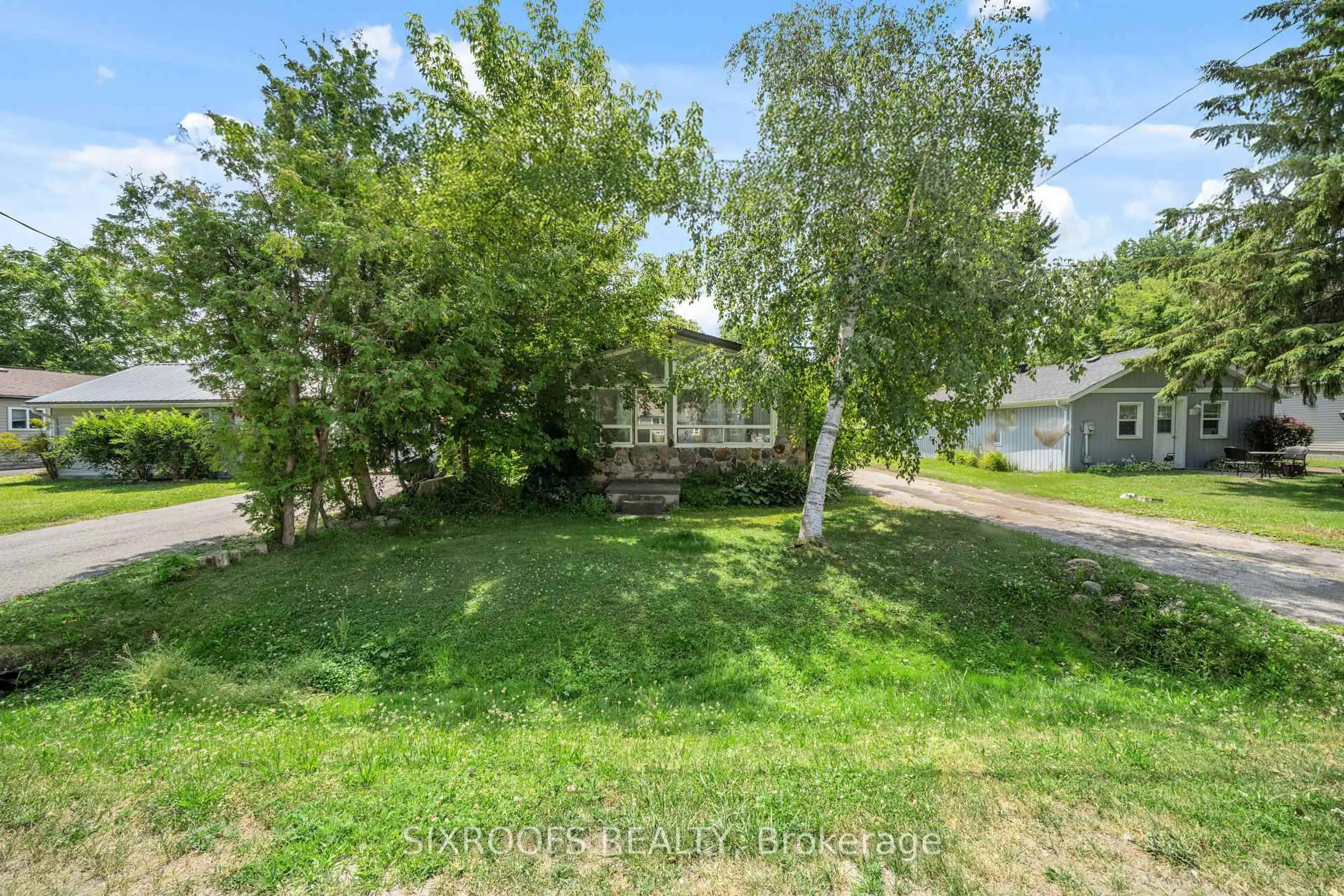 A pic from outside/outdoor area/front of a property/back of a property/a pic from drone, street for 159 Bayview Ave, Georgina Ontario L4P 2M2
