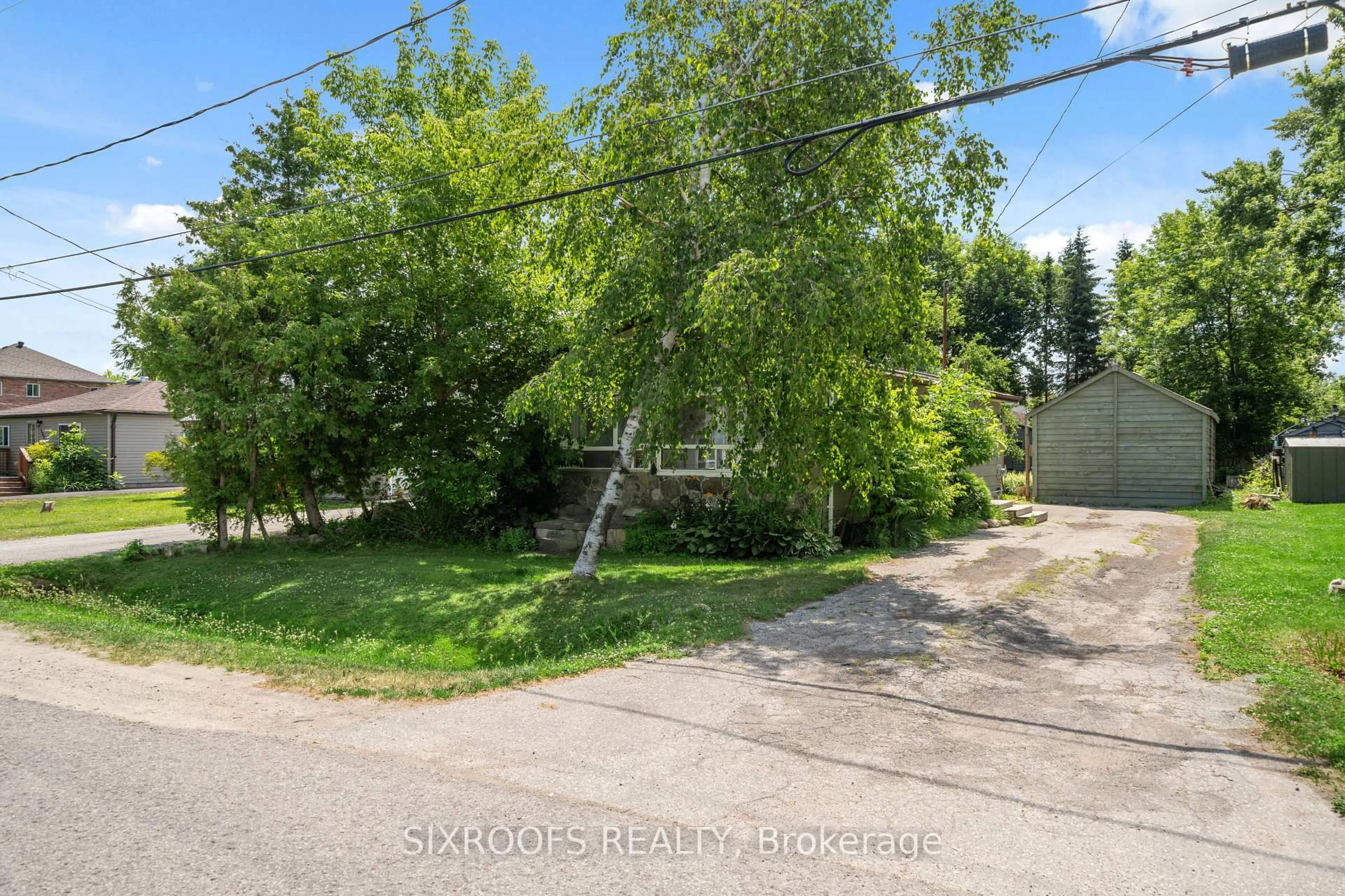 A pic from outside/outdoor area/front of a property/back of a property/a pic from drone, street for 159 Bayview Ave, Georgina Ontario L4P 2M2