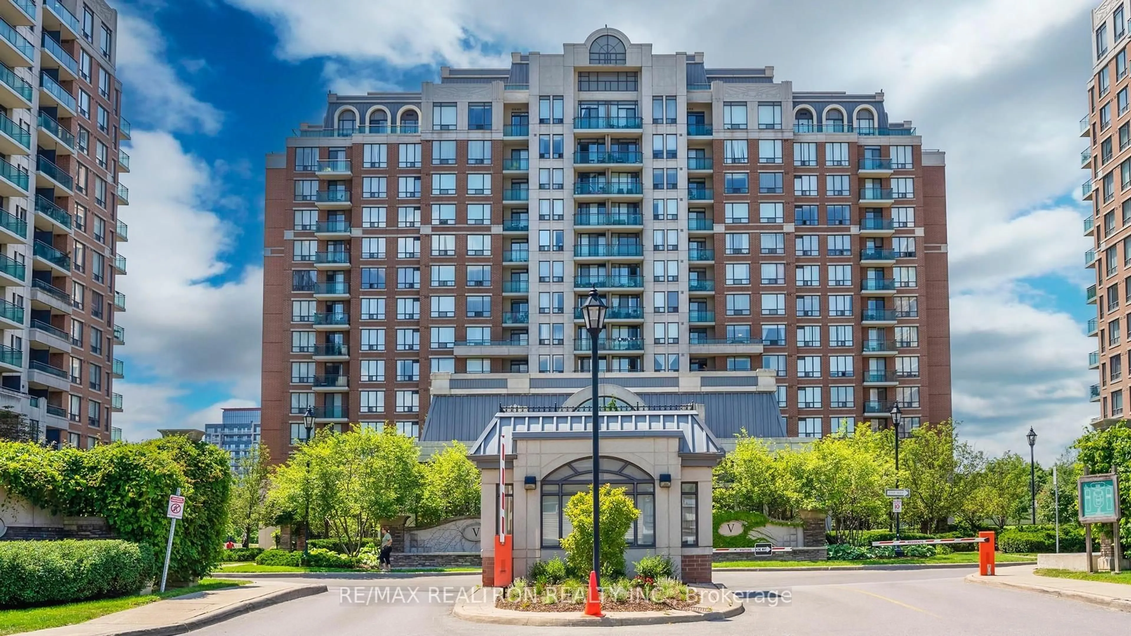 Indoor foyer for 330 Red Maple Rd #103, Richmond Hill Ontario L4C 0T6