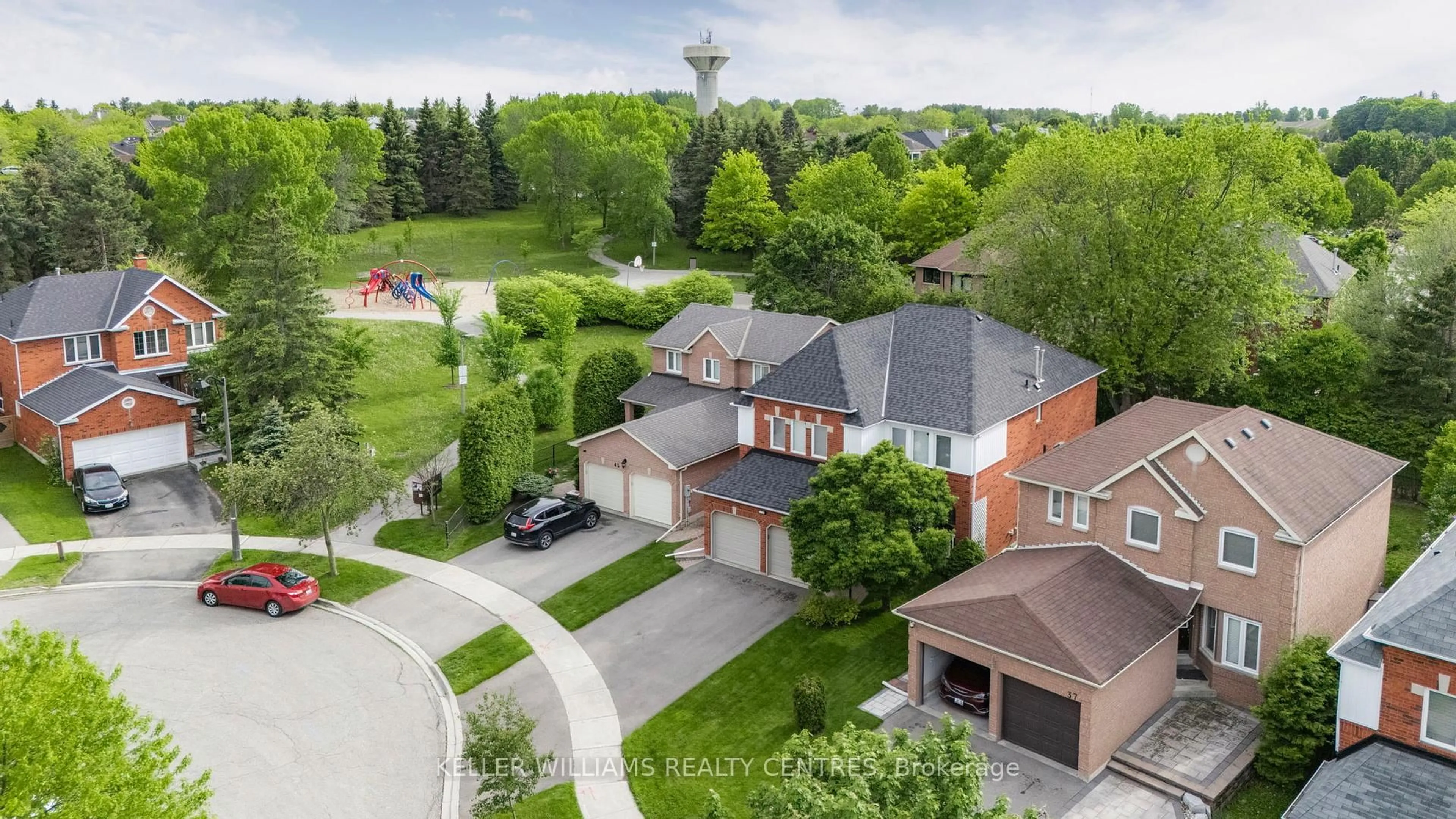 A pic from outside/outdoor area/front of a property/back of a property/a pic from drone, street for 41 Bonny Meadows Dr, Aurora Ontario L4G 6M9
