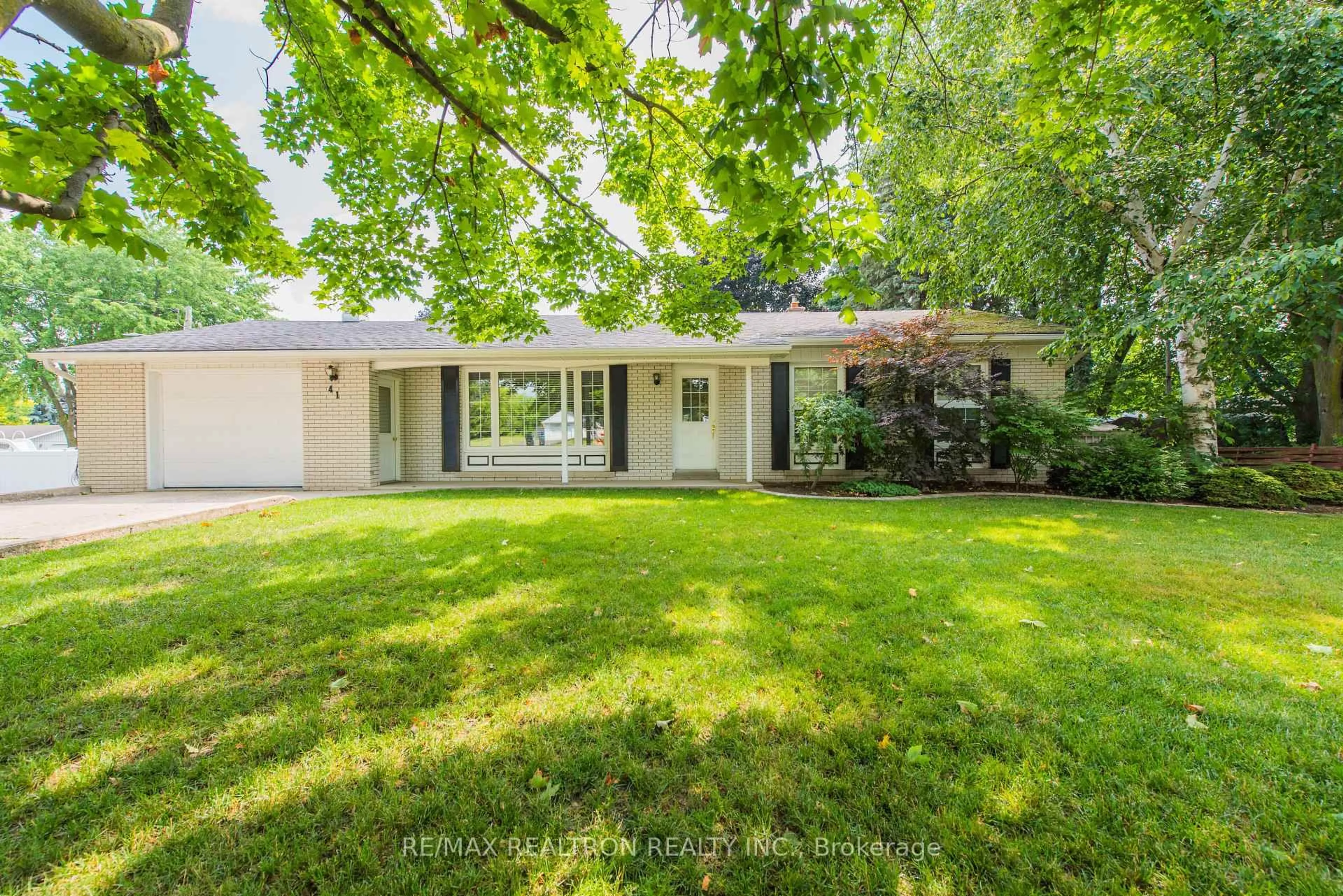 Home with vinyl exterior material, street for 41 Downey Ave, New Tecumseth Ontario L9R 1J7