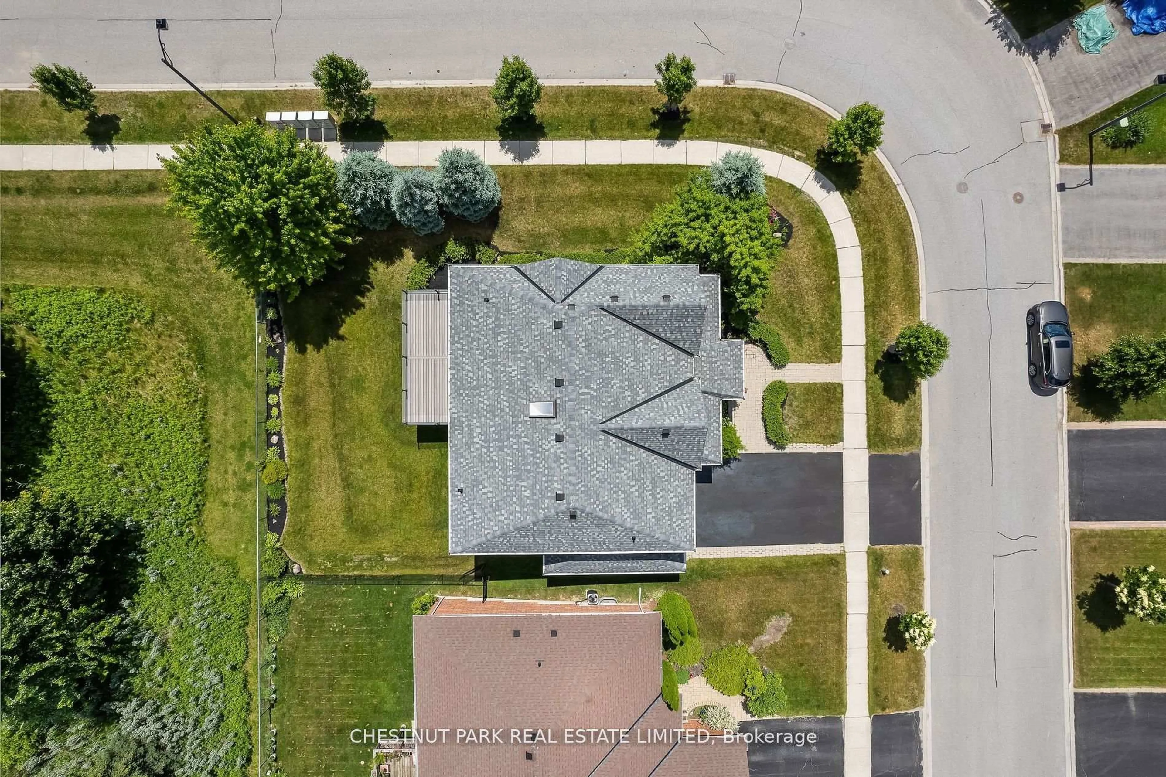 A pic from outside/outdoor area/front of a property/back of a property/a pic from drone, street for 21 Ash Green Lane, Uxbridge Ontario L9P 2A8