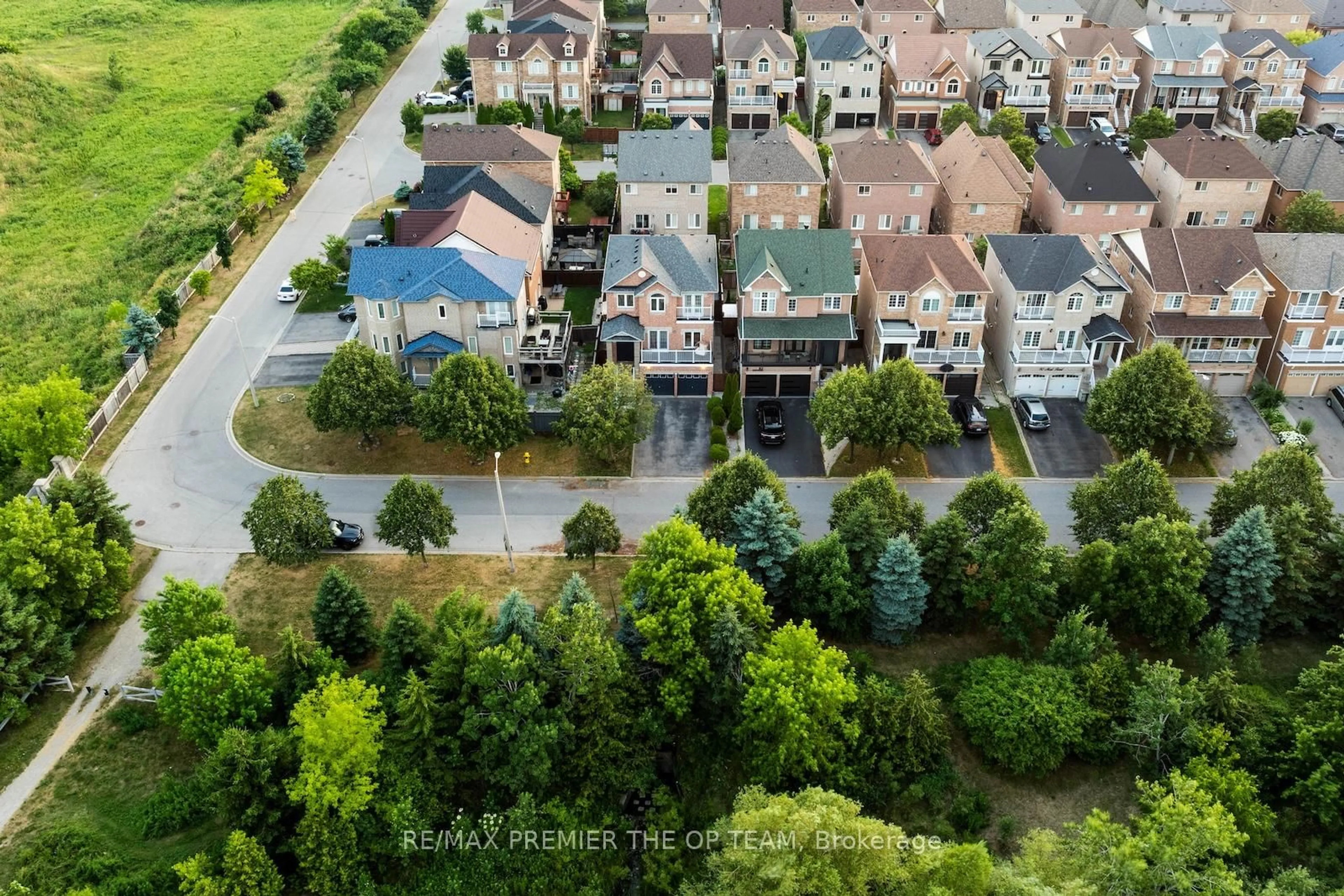 A pic from outside/outdoor area/front of a property/back of a property/a pic from drone, street for 78 Mast Rd, Vaughan Ontario L6A 3X2