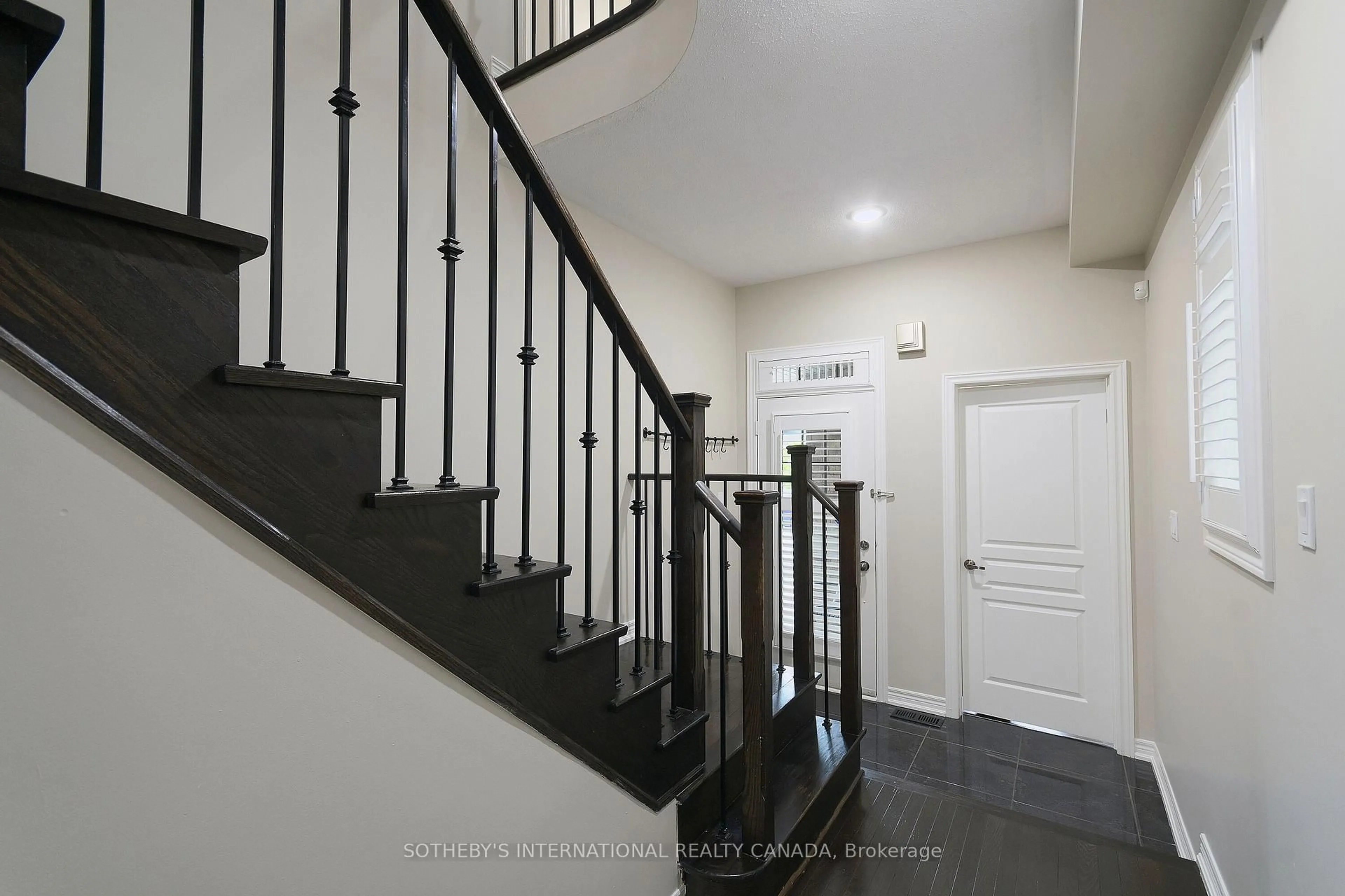 Indoor foyer for 86 Alexie Way, Vaughan Ontario L4H 3V3