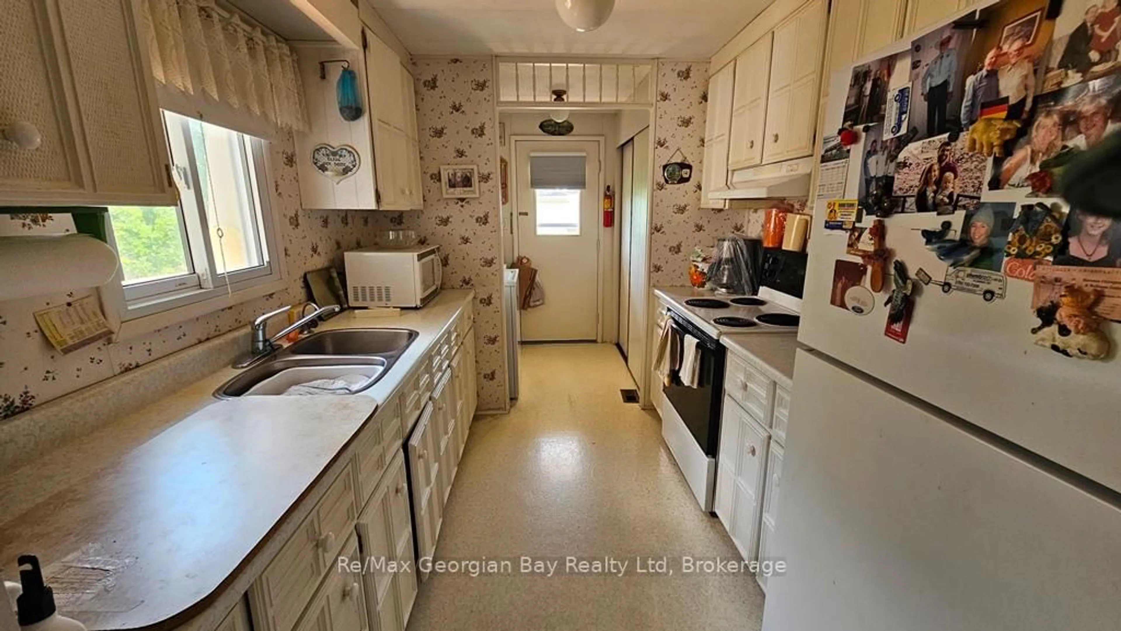 Standard kitchen, ceramic/tile floor for 27 MIMOSA Dr, Innisfil Ontario L9S 1P8