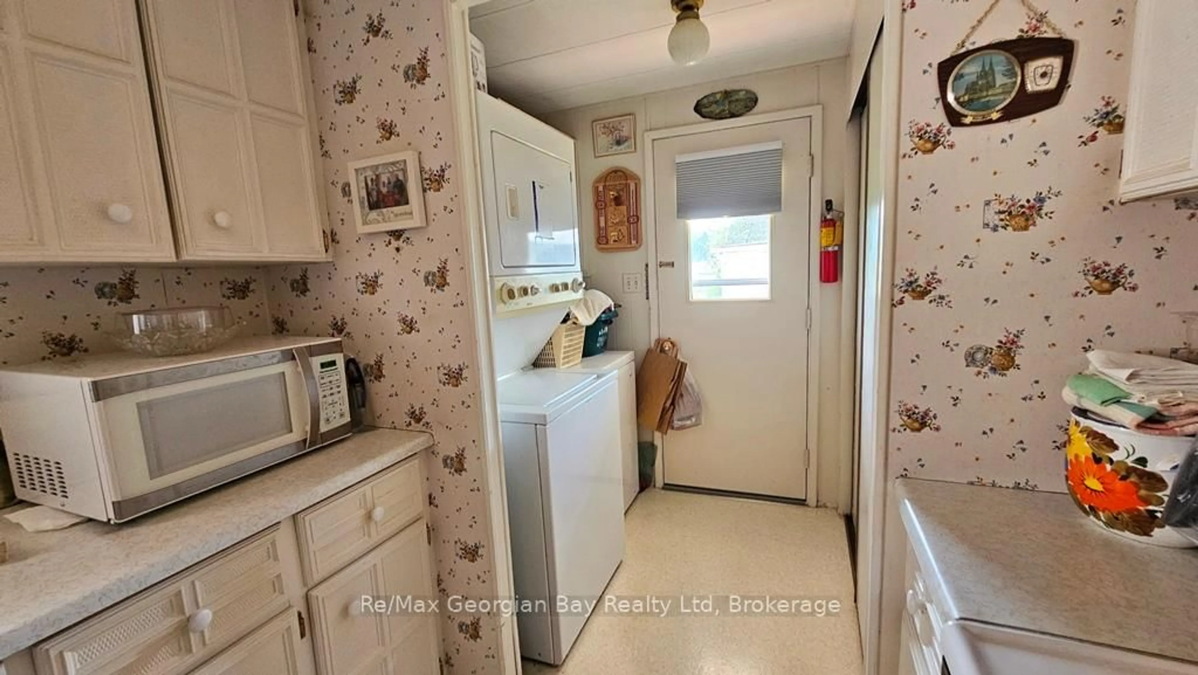 Laundry room for 27 MIMOSA Dr, Innisfil Ontario L9S 1P8