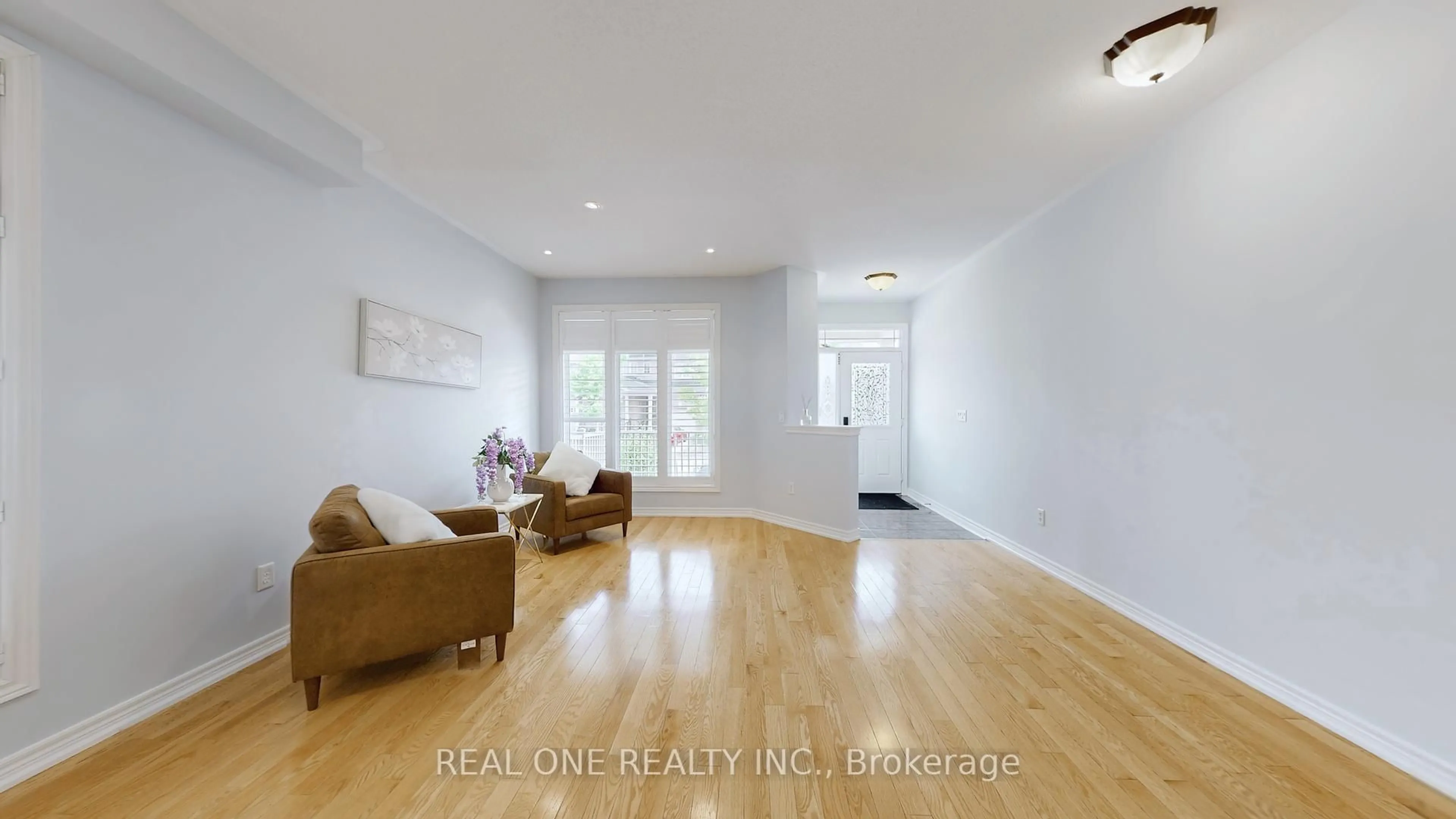 Living room with furniture, wood/laminate floor for 10 Willow Landing, Markham Ontario L6E 0H2