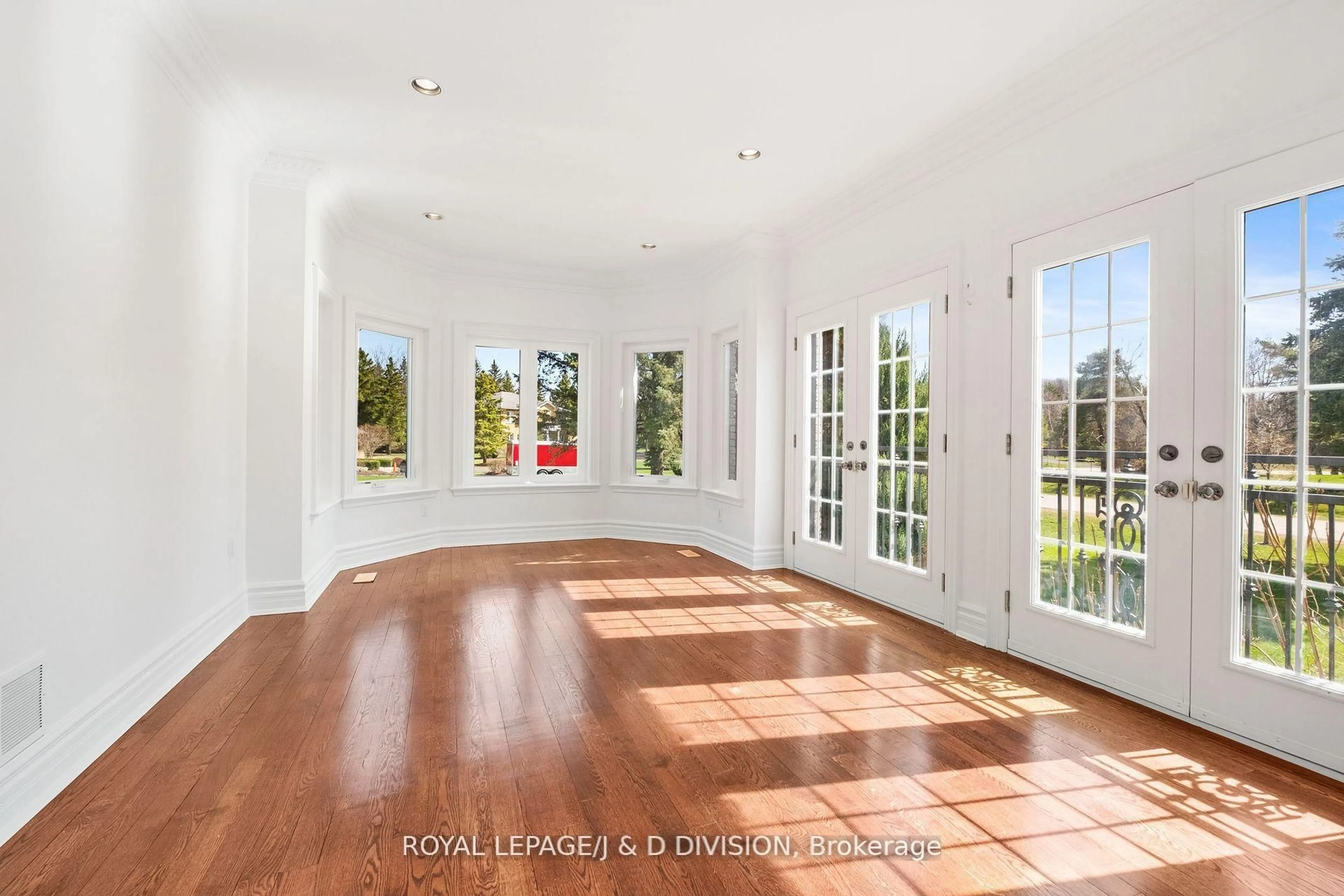 Indoor foyer for 19 Logan Crt, Whitchurch-Stouffville Ontario L4A 7X5